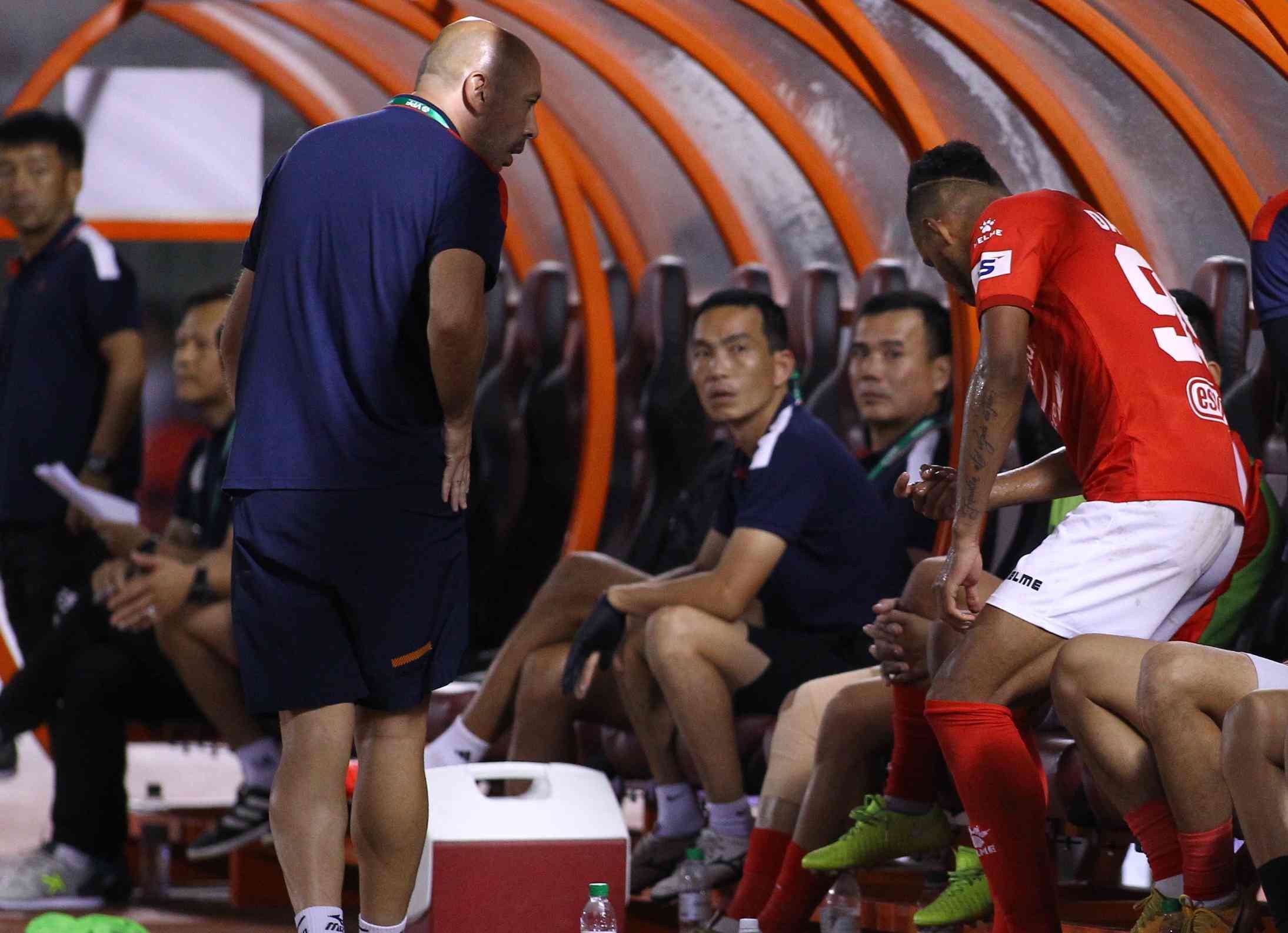 ngoai binh dario sut tung chai nuoc anh 1