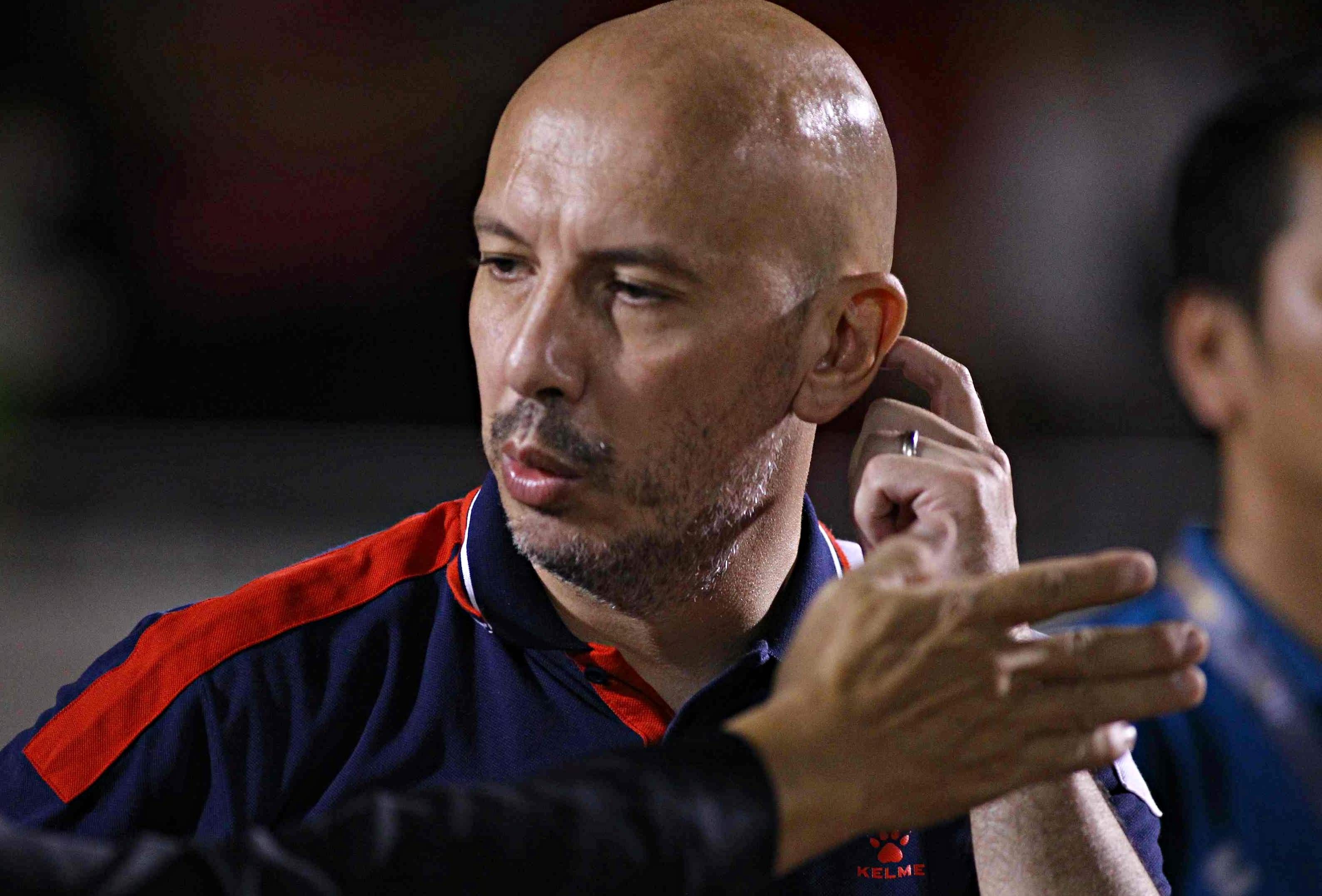 CLB TP.HCM mat chuyen gia truoc tran Ha Noi hinh anh