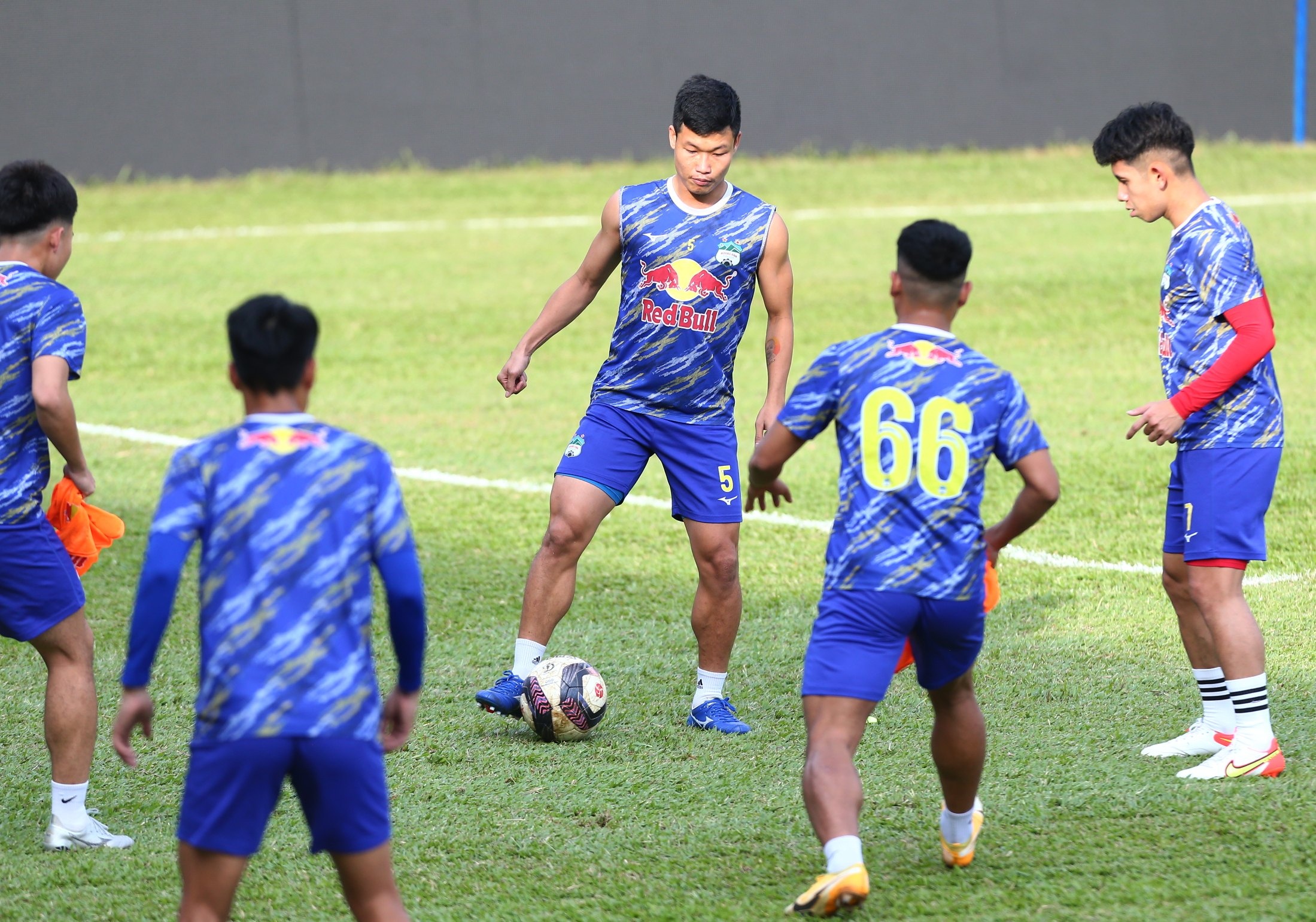 Kiatisuk khong den buoi tap cua HAGL anh 6