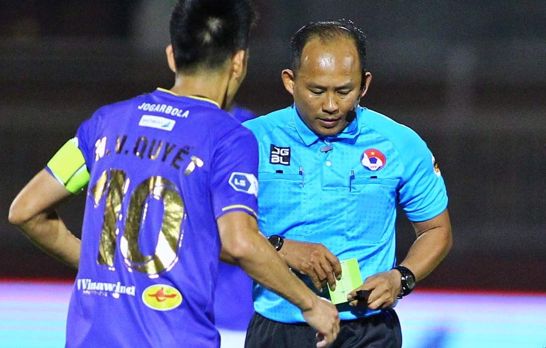 Bao luc V.League dang sau chiec the vang cua trong tai hinh anh