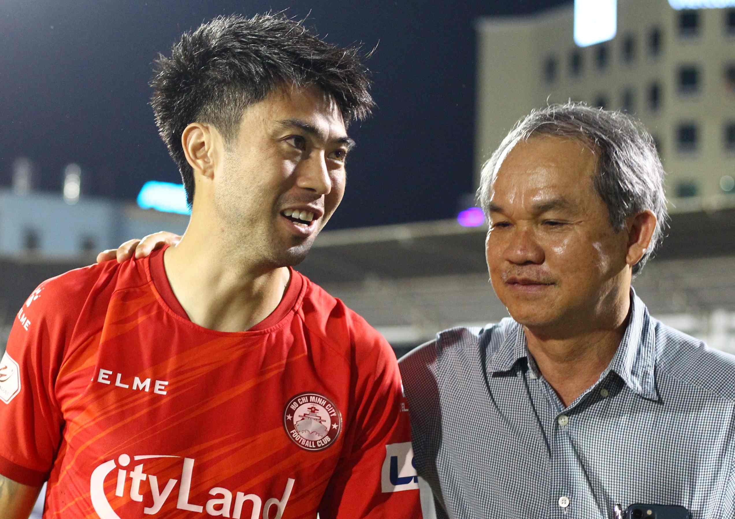 Bau Duc, Kiatisuk gap Lee Nguyen sau chien thang 3-0 hinh anh