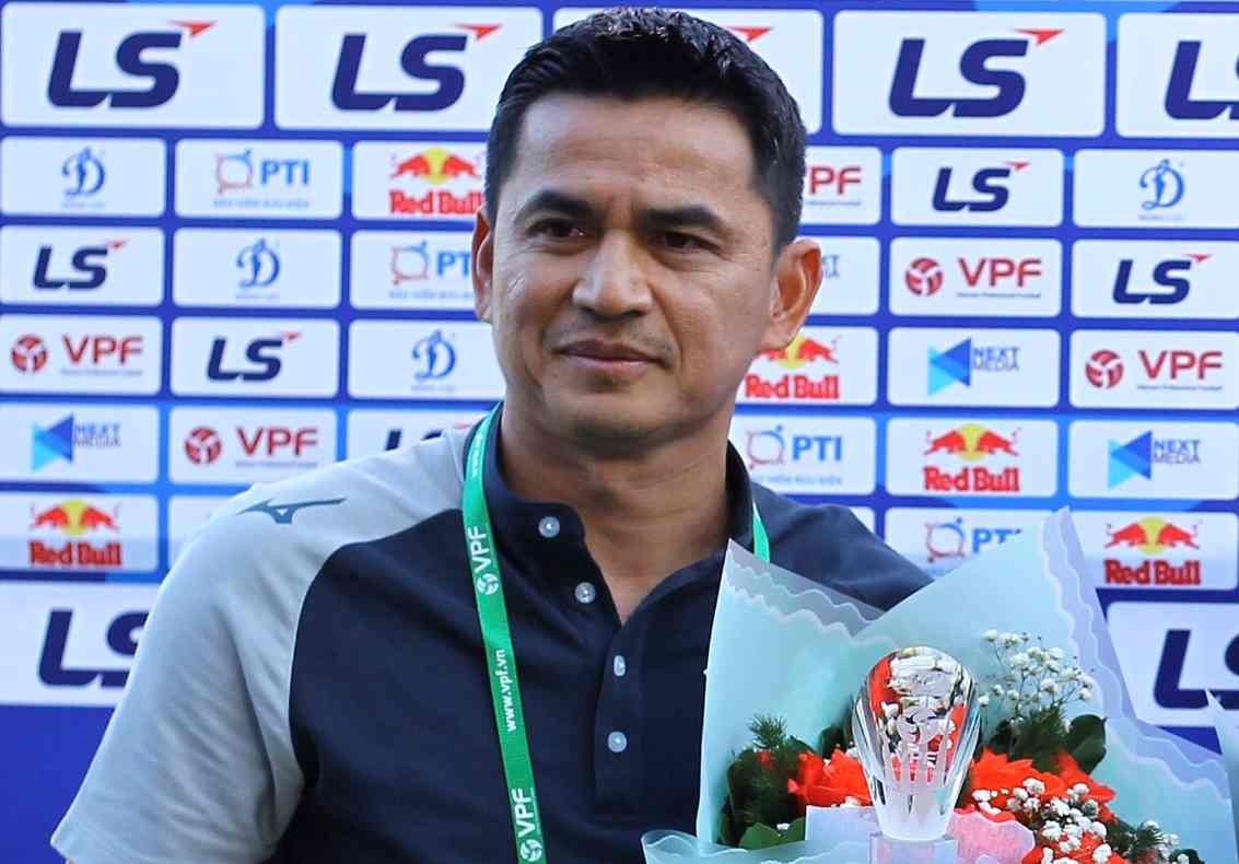 Kiatisuk: 'Dan truoc Nam Dinh 3-0, toi cung chua dam cuoi' hinh anh