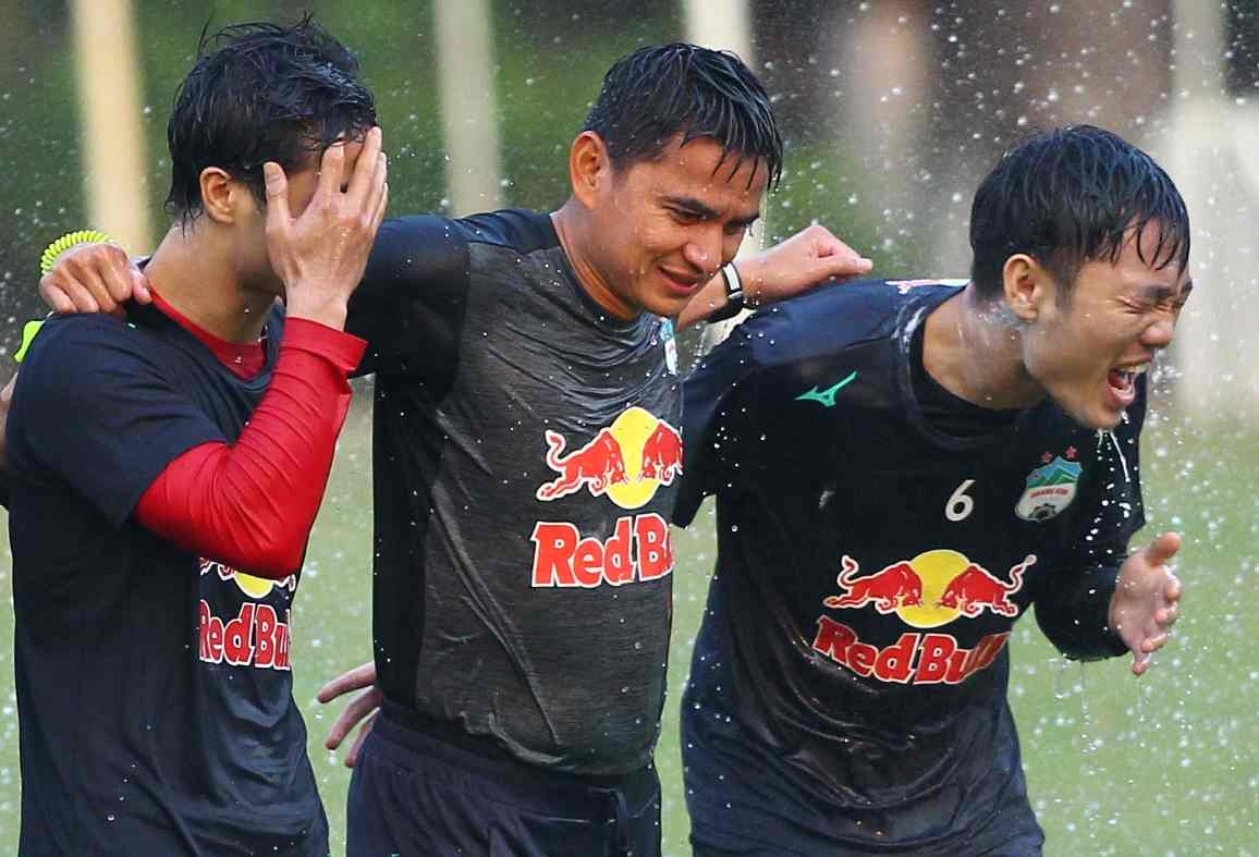 Kiatisuk duoc Van Toan te nuoc trong ngay Tet Songkran hinh anh