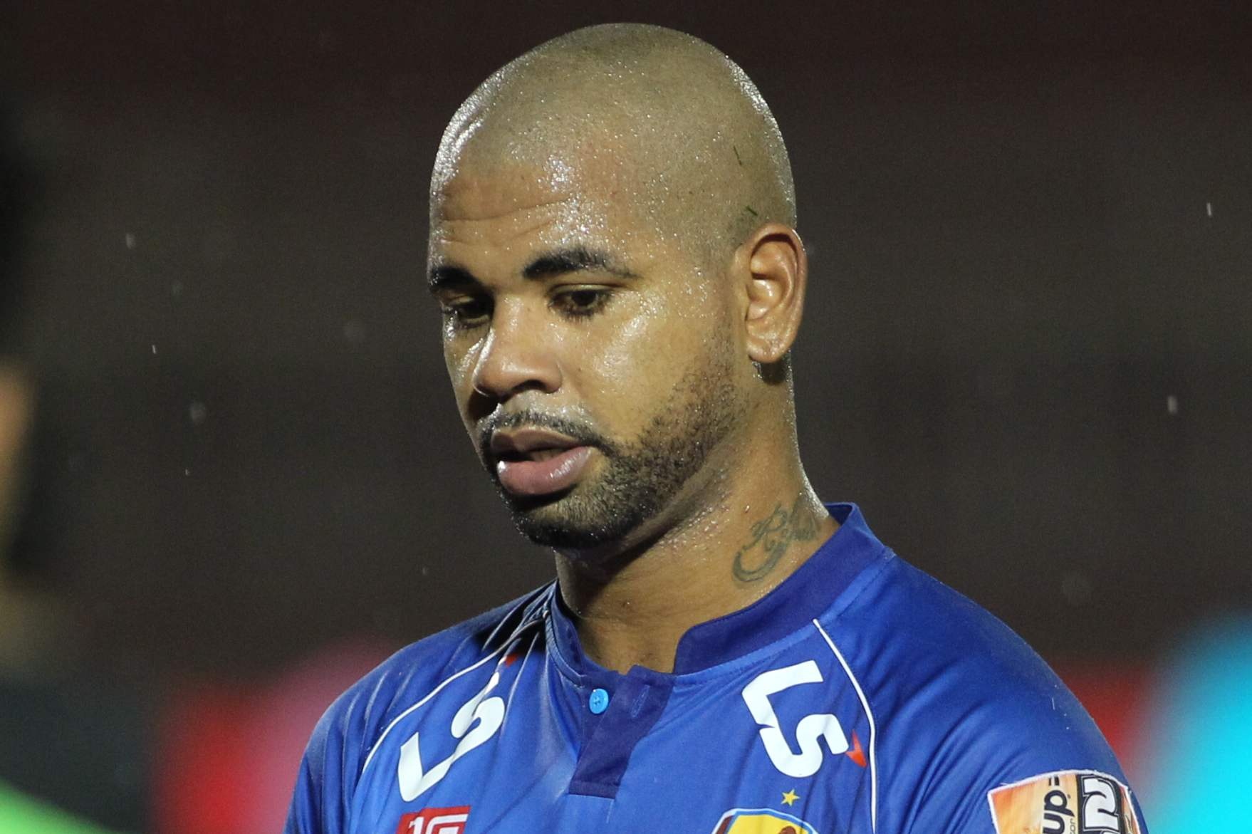 HLV Phan Thanh Hung thanh ly cau thu dau tien hinh anh