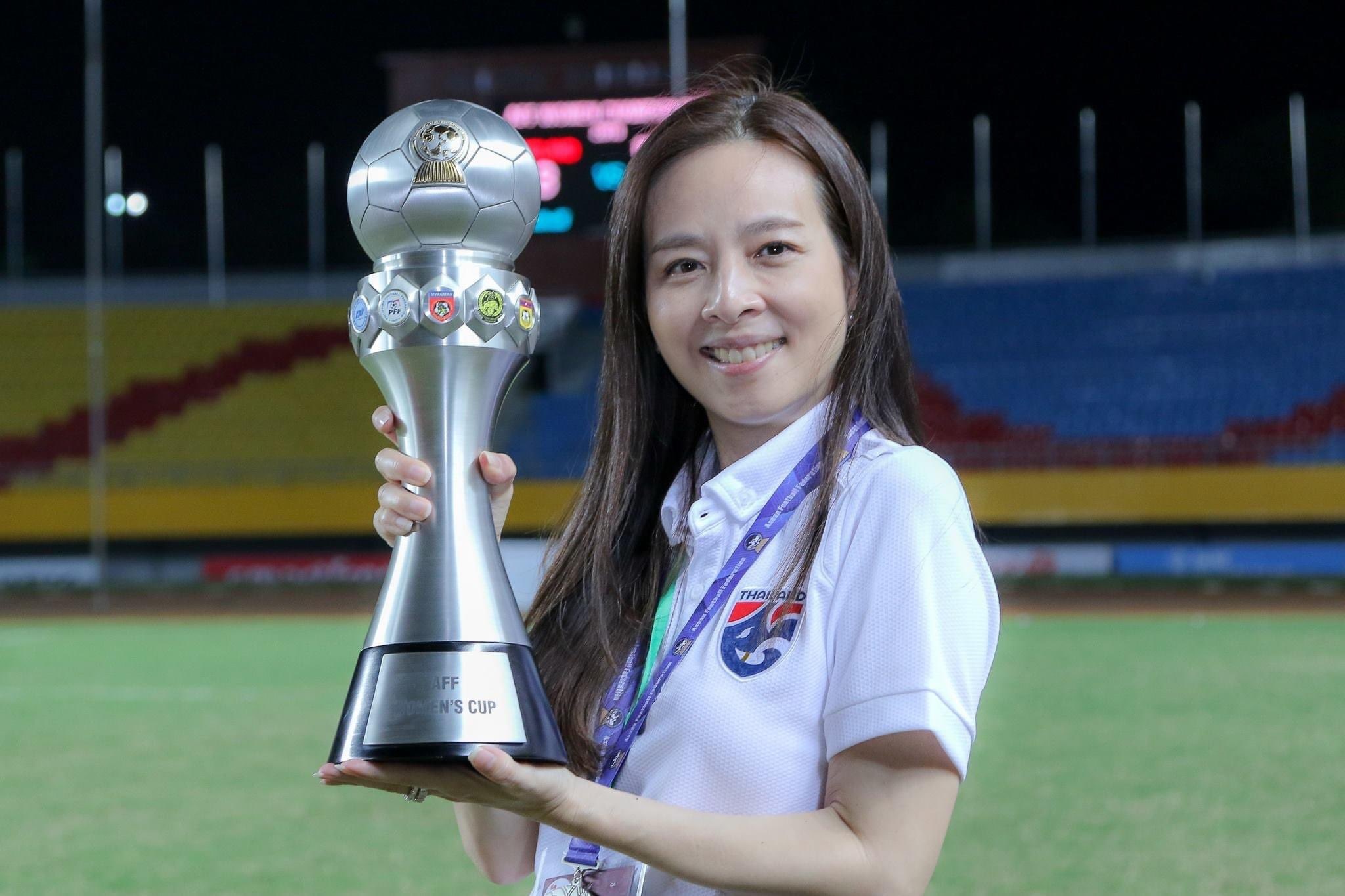 Tuyen Thai Lan bo nhiem nu truong doan hinh anh