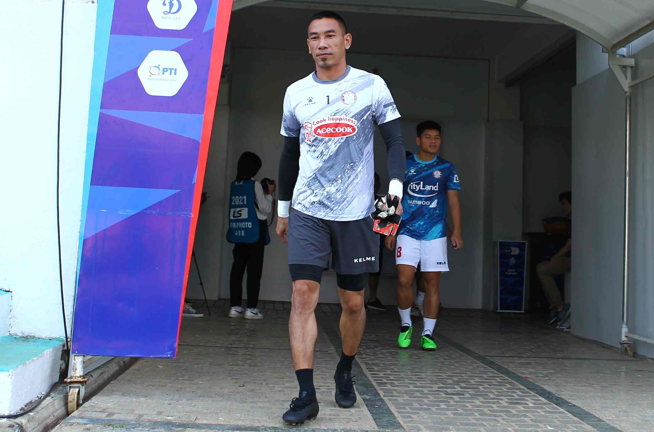 thanh thang bi ky luat anh 1