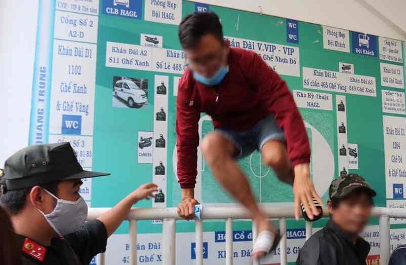 CDV dap cua san Pleiku doi mua ve xem HAGL hinh anh