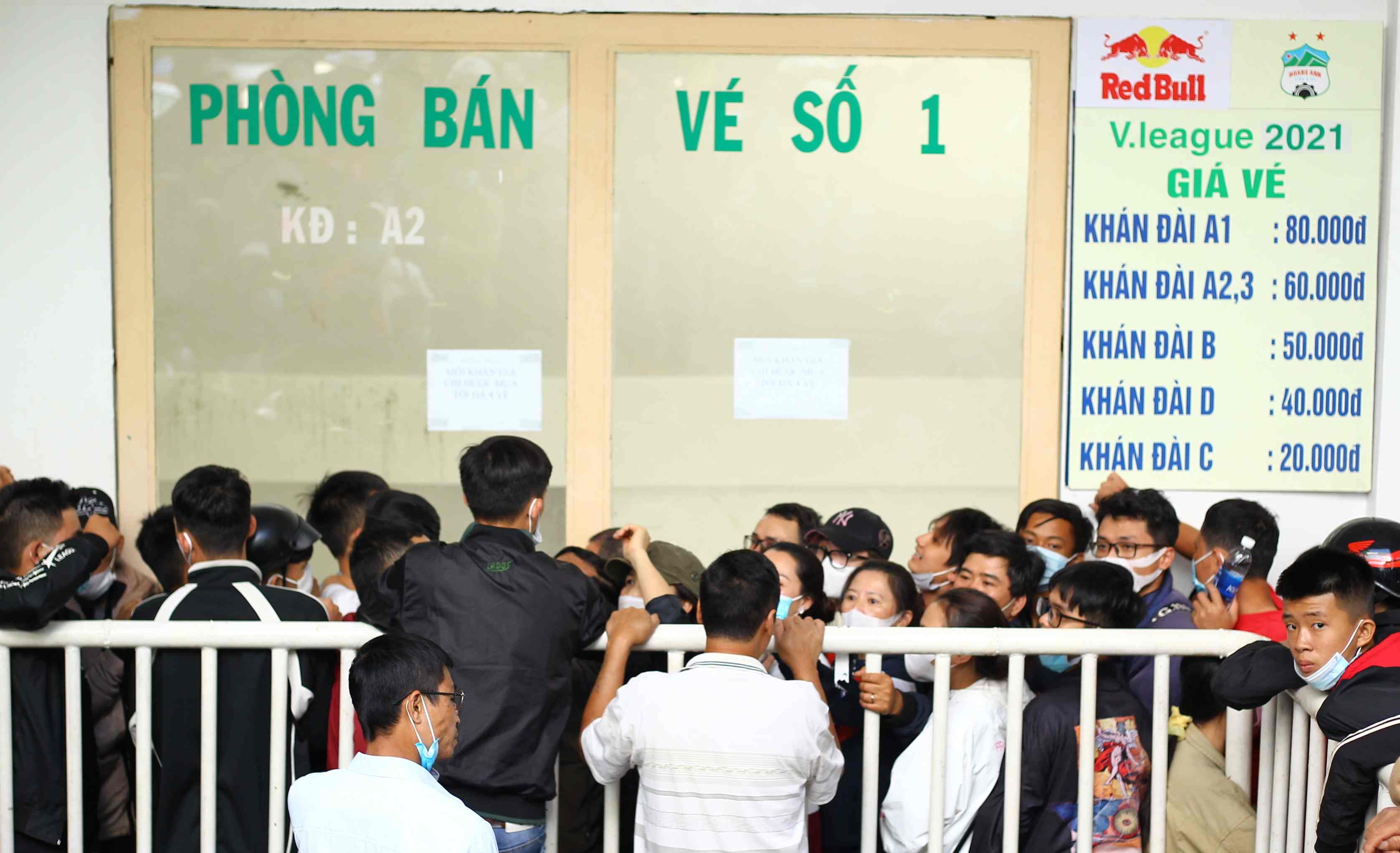 Xo xat khi mua ve tran HAGL gap CLB Ha Noi hinh anh