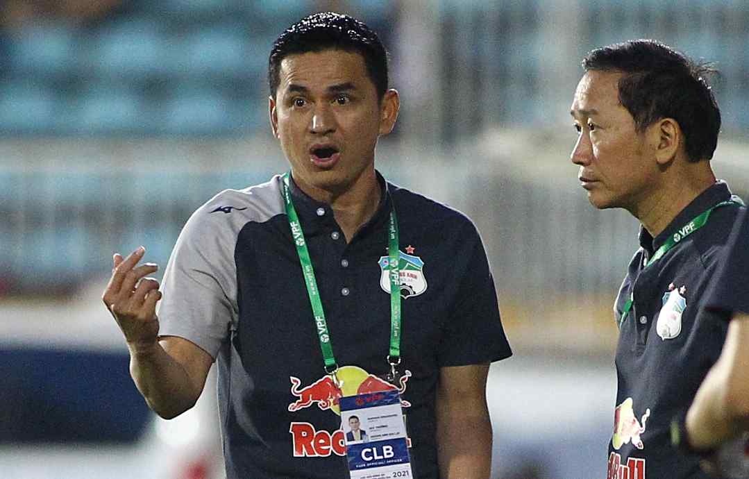 Phut boi roi cua Kiatisuk truoc nguy co that bai hinh anh