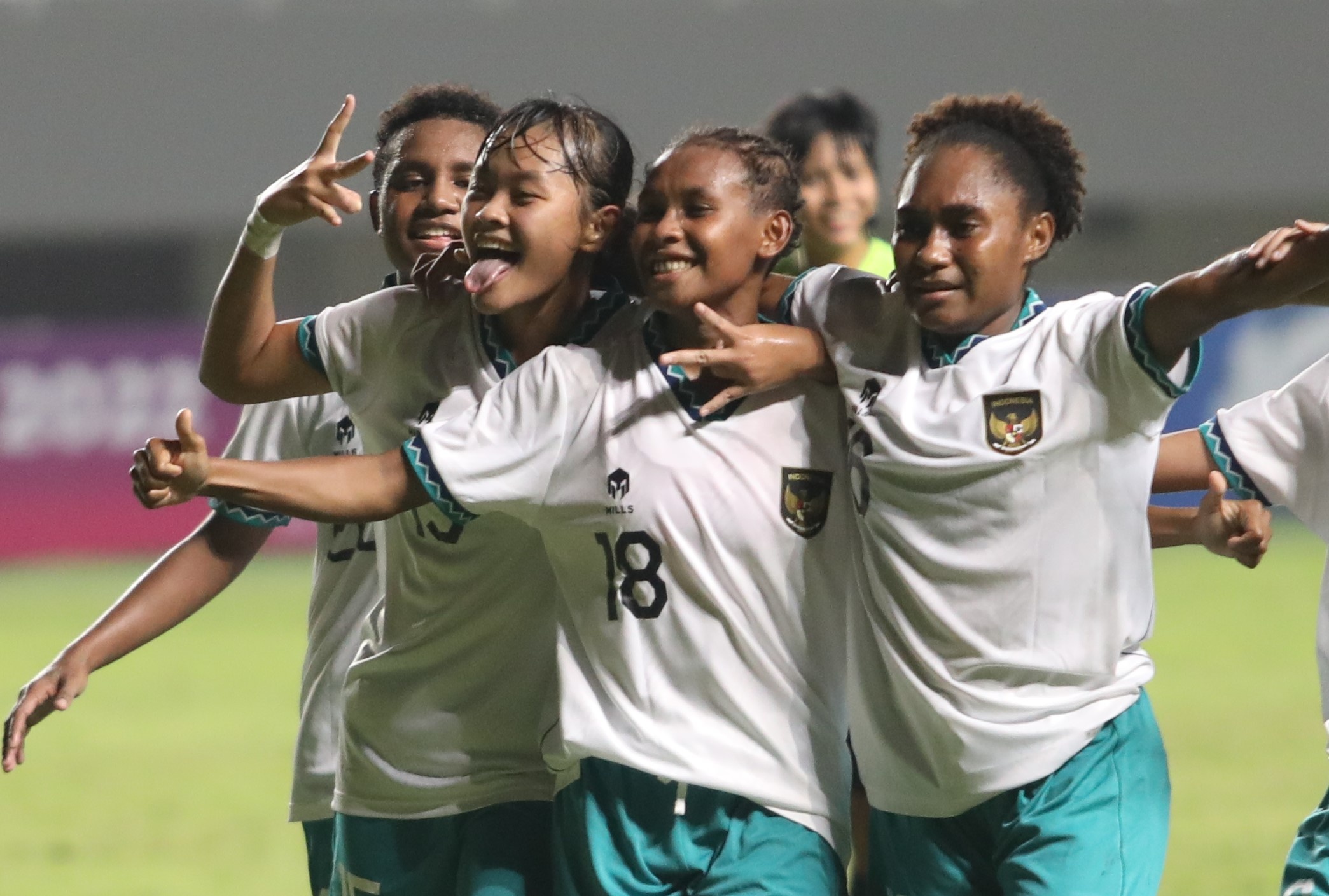 Indonesia thua nguoc U18 nu Viet Nam hinh anh