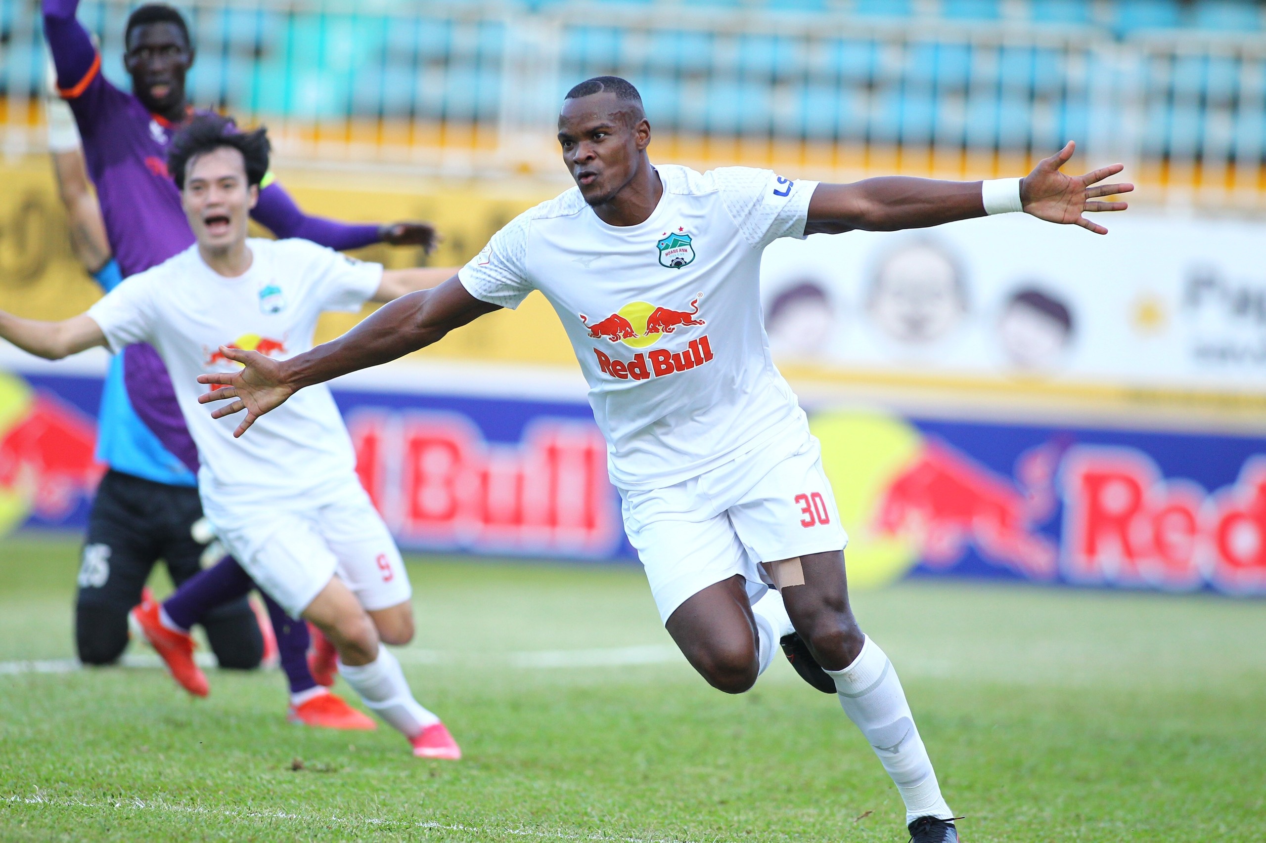 Bau Duc khong giam luong cau thu HAGL anh 1