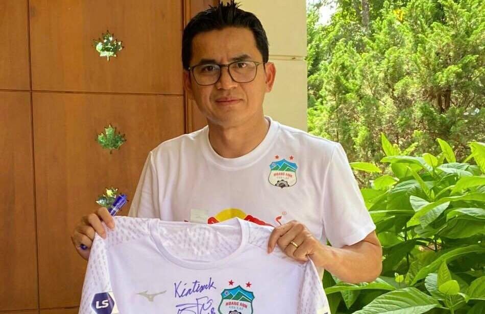 Kiatisuk ban dau gia chiec ao duoc 130 trieu dong hinh anh