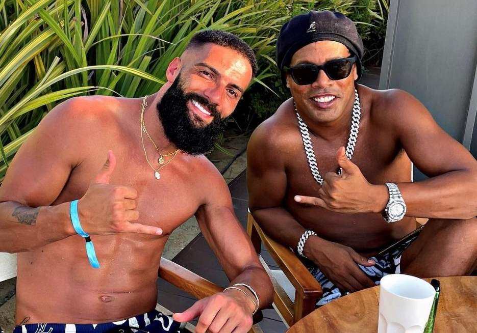 Tuyen thu Malaysia gap Ronaldinho truoc khi hoi quan hinh anh