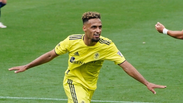 Cau thu Duc lap hat-trick trong 6 phut o MLS hinh anh