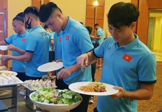 Doi tuyen tim dau bep nau mon Viet Nam o Dubai hinh anh