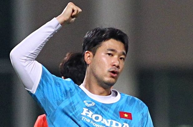 Ky niem cua HLV the luc tuyen Viet Nam o UAE hinh anh