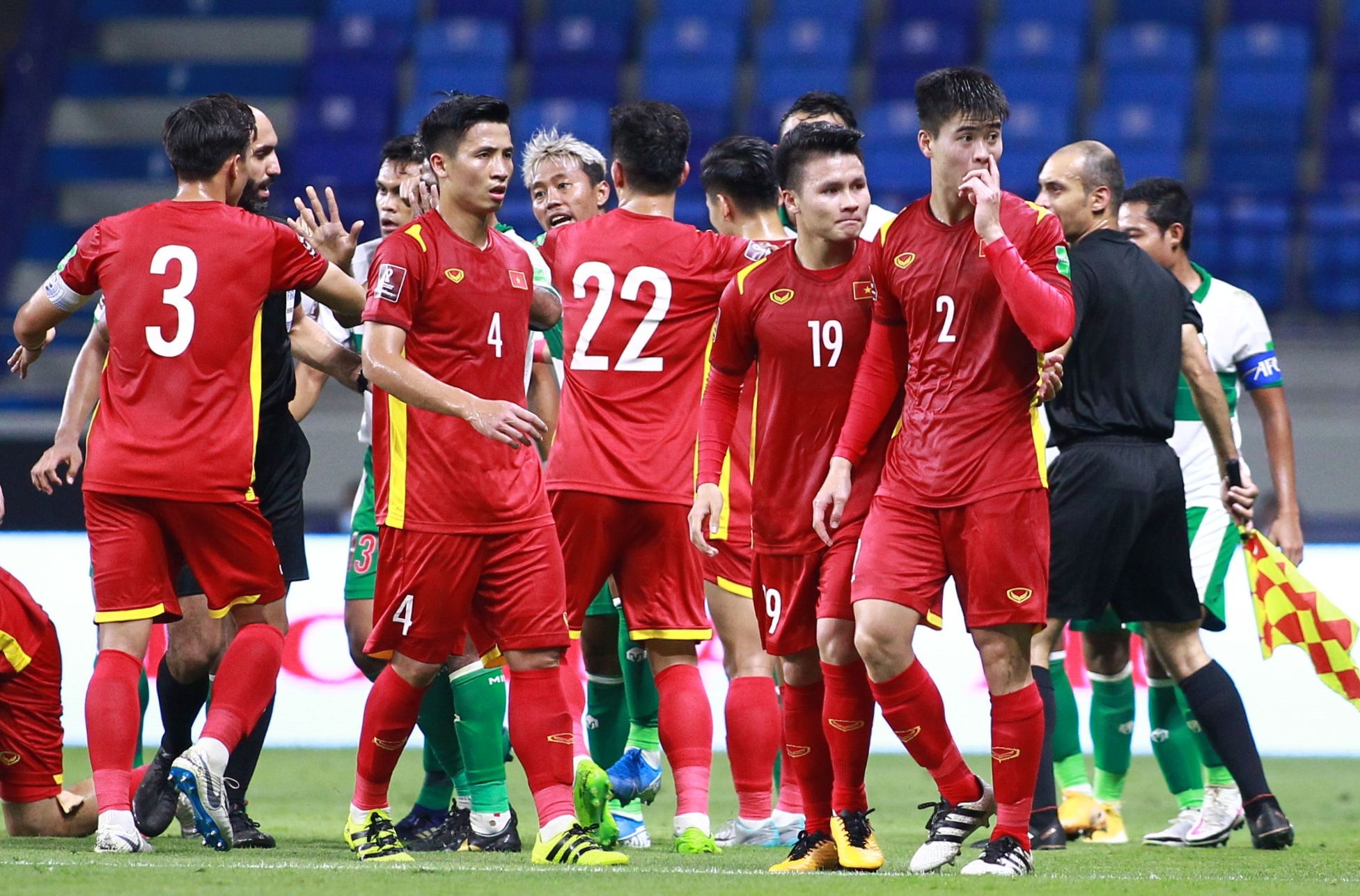 xuan truong tra dua cau thu indonesia anh 3