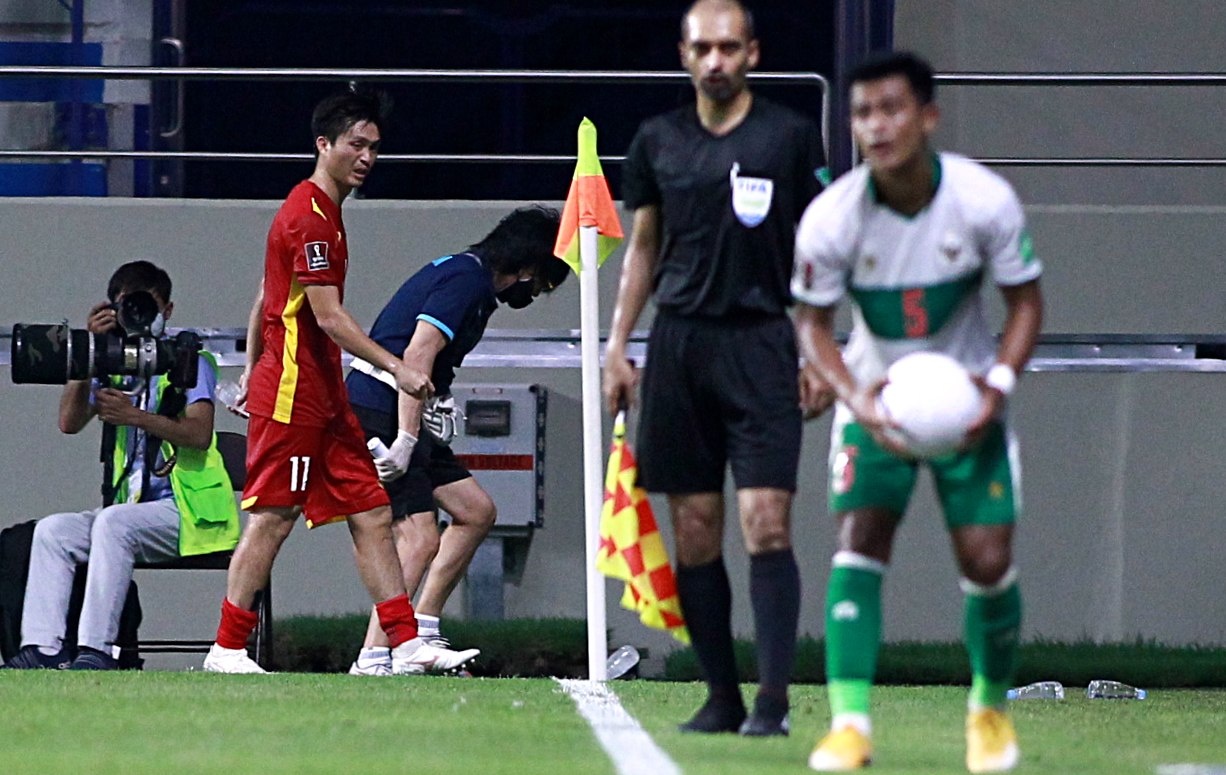 xuan truong tra dua cau thu indonesia anh 10