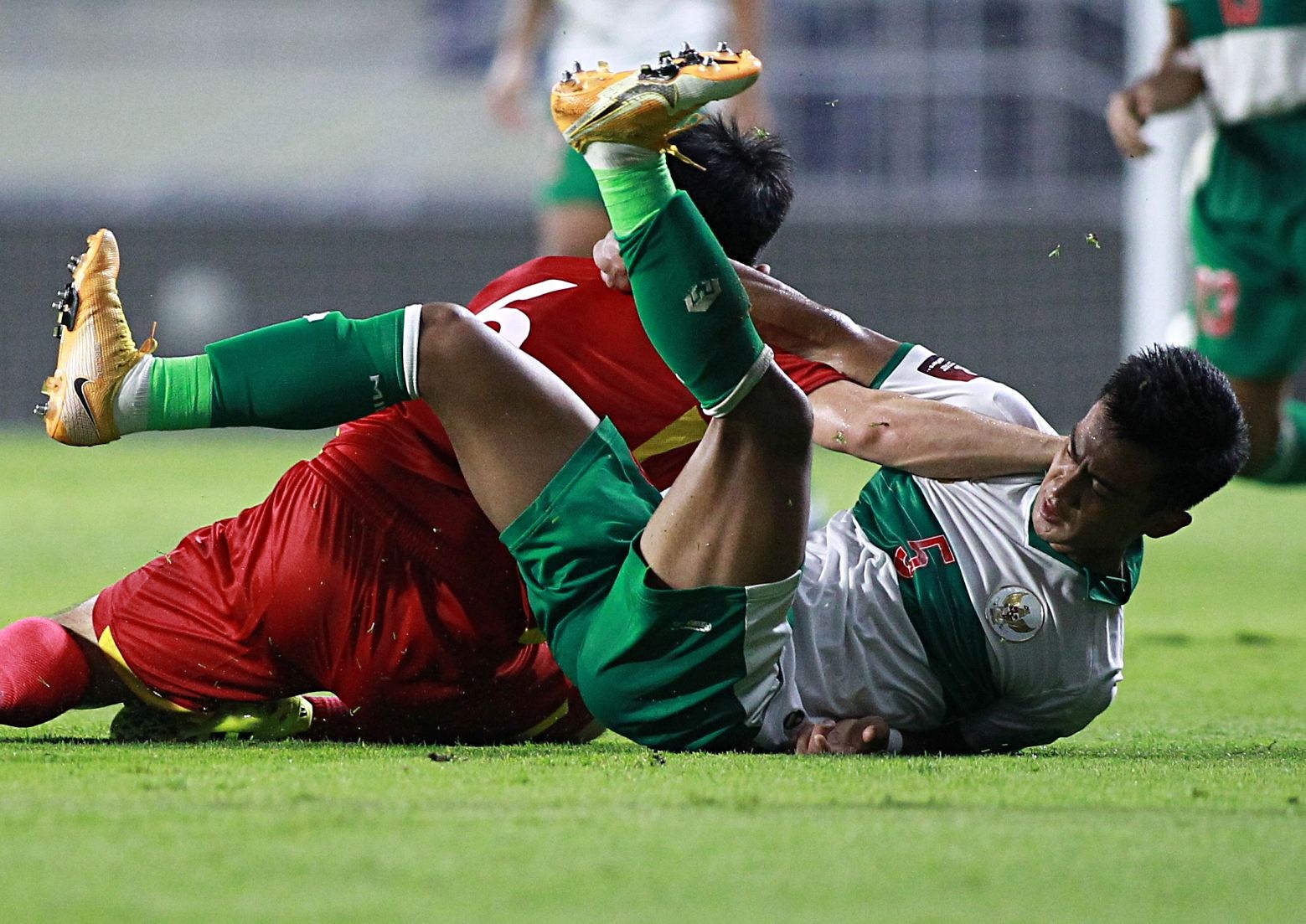 xuan truong tra dua cau thu indonesia anh 7