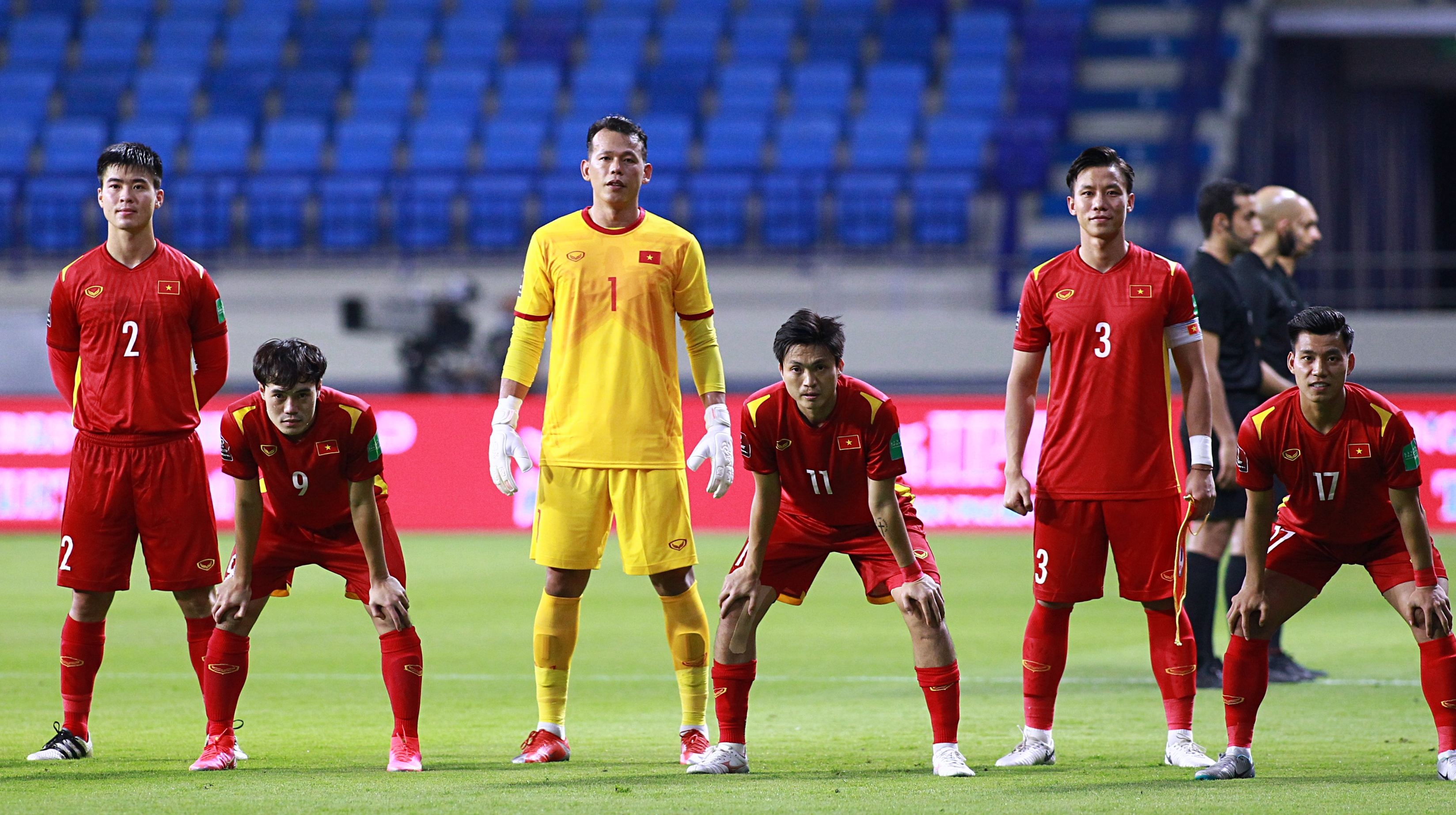 xuan truong tra dua cau thu indonesia anh 2