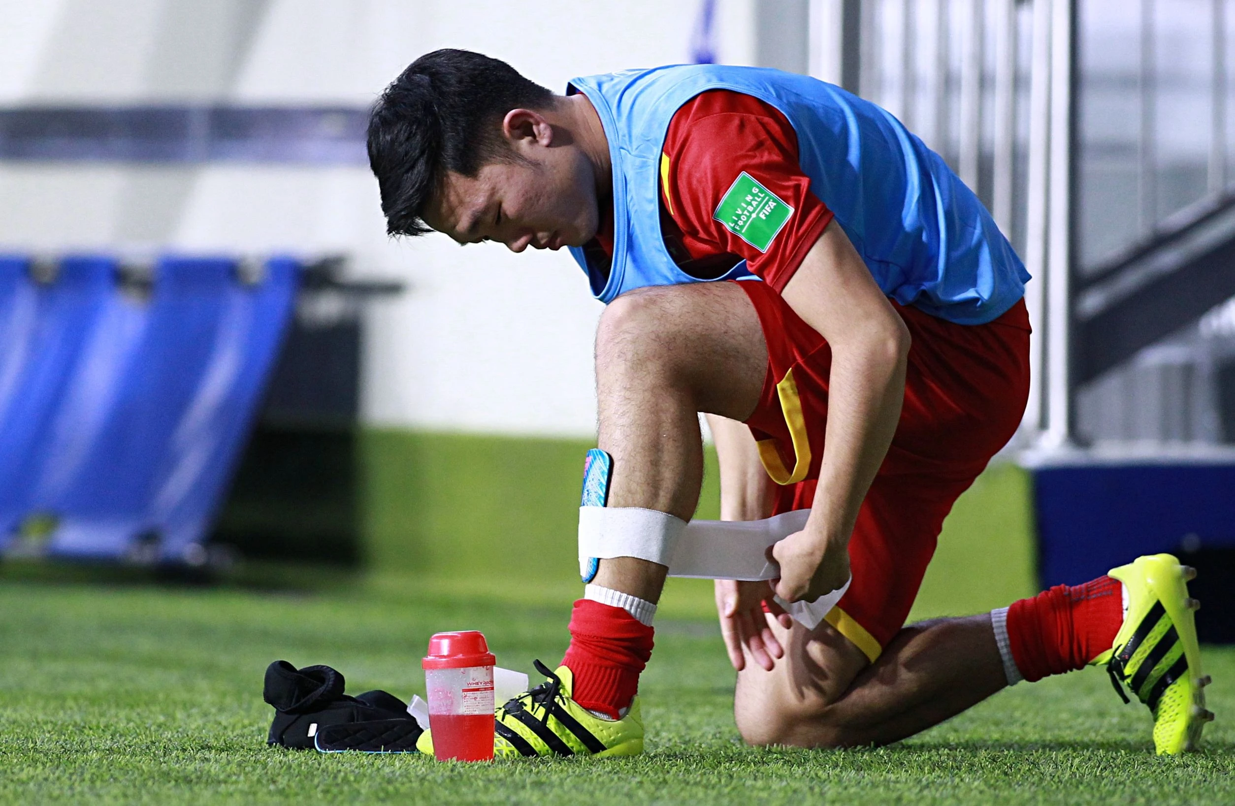 xuan truong tra dua cau thu indonesia anh 5