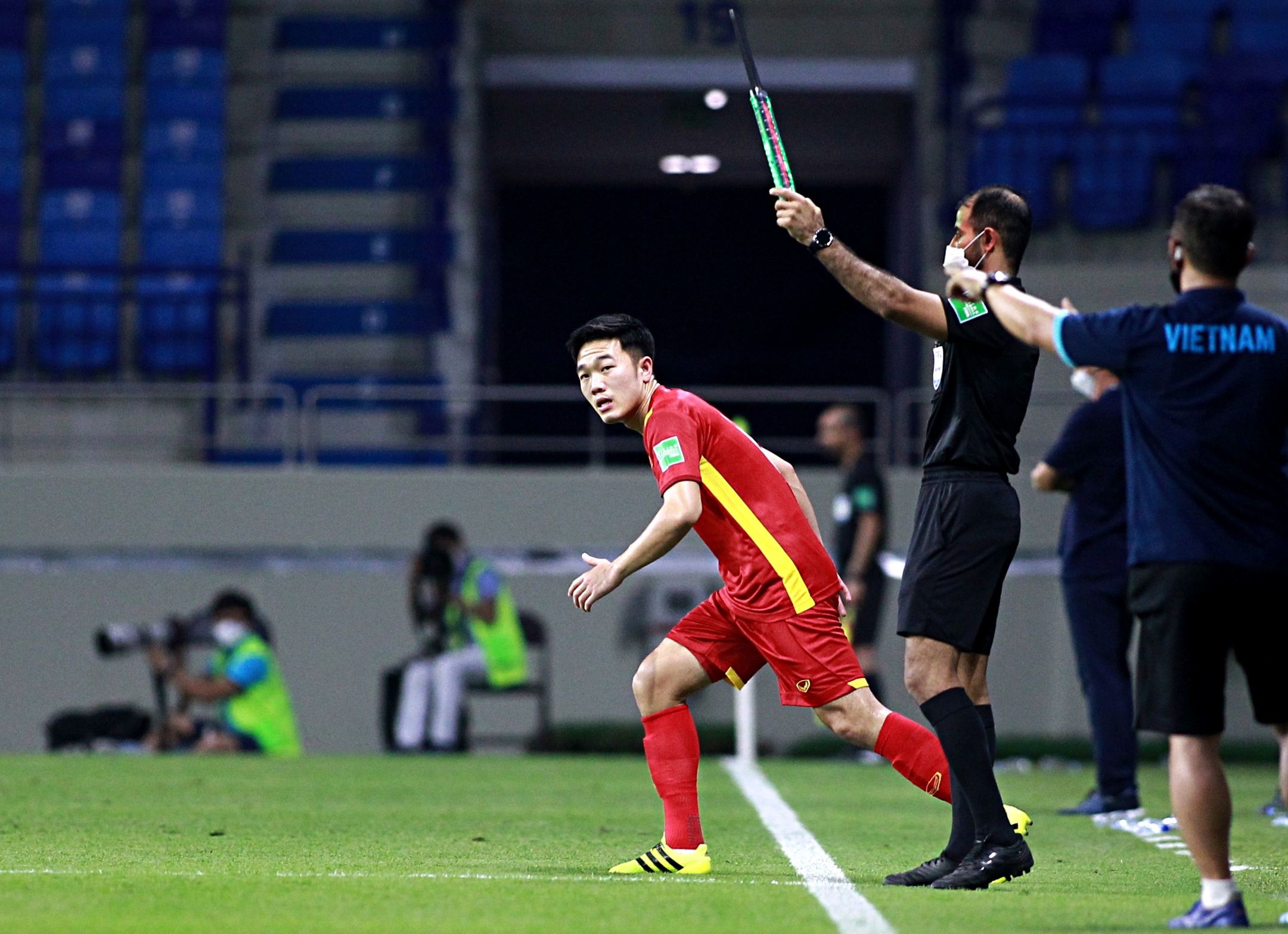 xuan truong tra dua cau thu indonesia anh 6