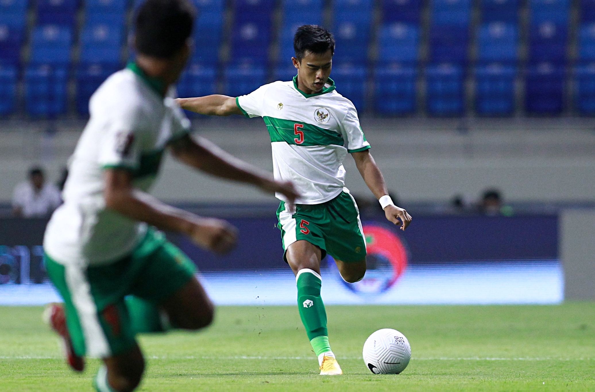 xuan truong tra dua cau thu indonesia anh 4