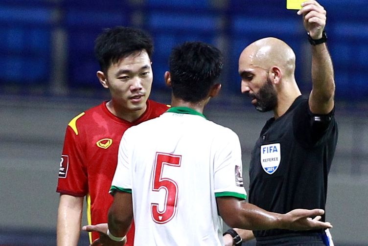 Xuan Truong thi dau mau lua khi vao san thay Tuan Anh hinh anh