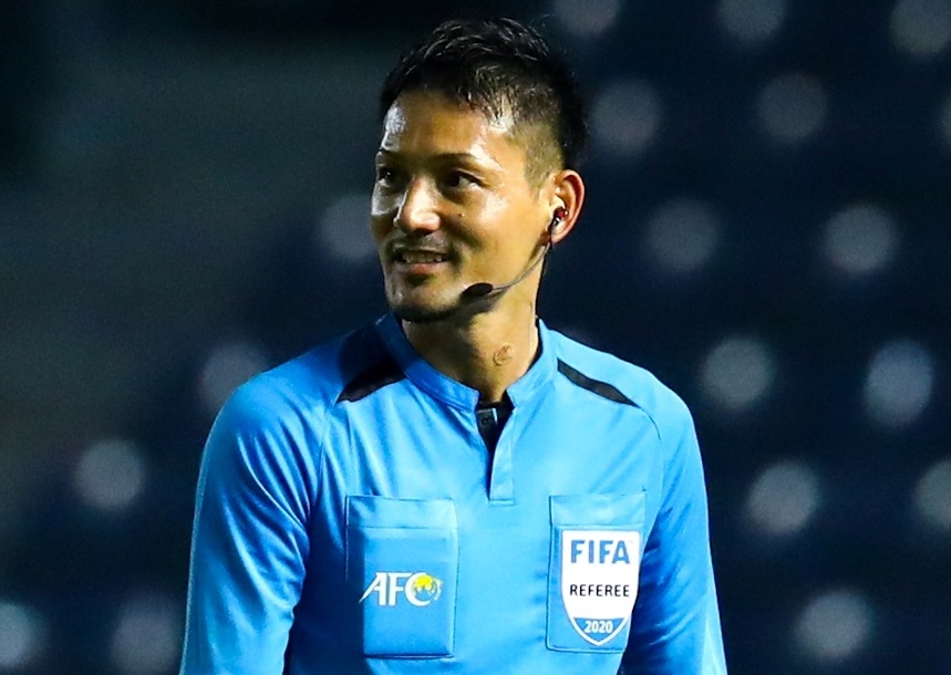 Trong tai Nhat Ban cam coi tran tuyen Viet Nam gap Malaysia hinh anh