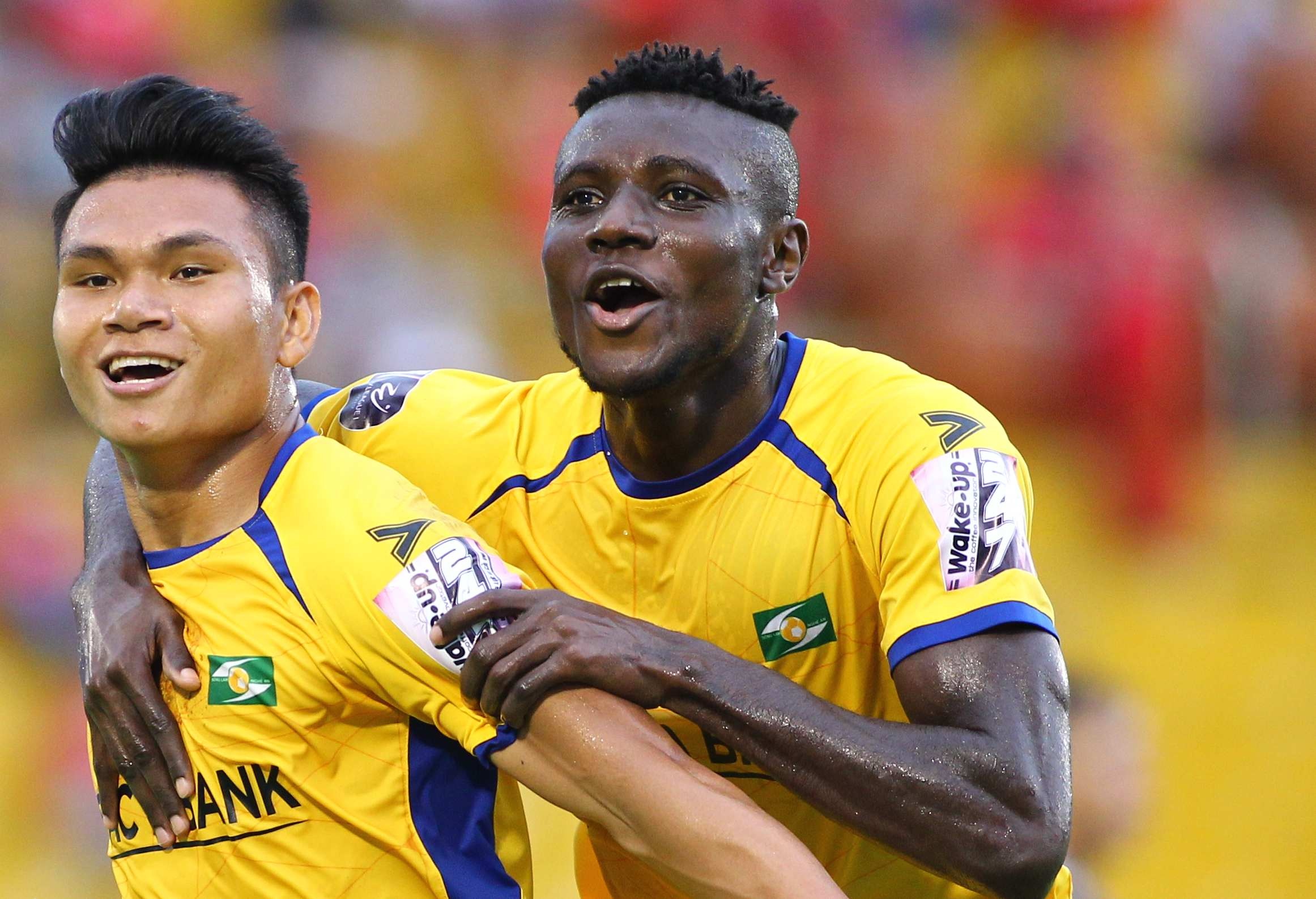 SLNA dau tu ngoai binh de tru hang V.League hinh anh