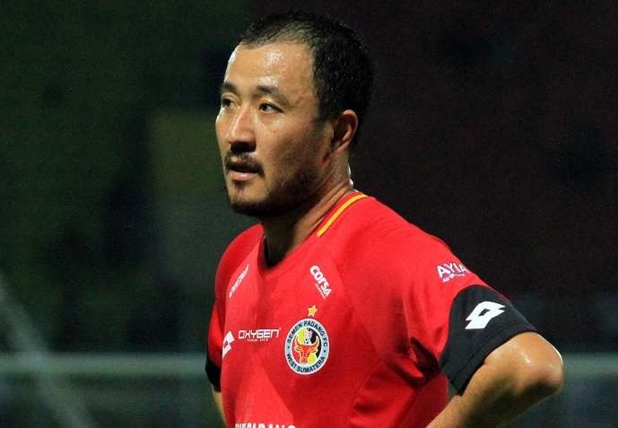 Cau thu Han Quoc nhap tich Indonesia o tuoi 38 hinh anh