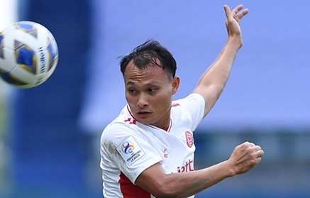 Trong Hoang khien 2 cau thu bi duoi trong 3 phut hinh anh