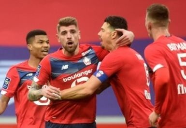 Hai cau thu cua doi bong vo dich Phap au da tren san hinh anh