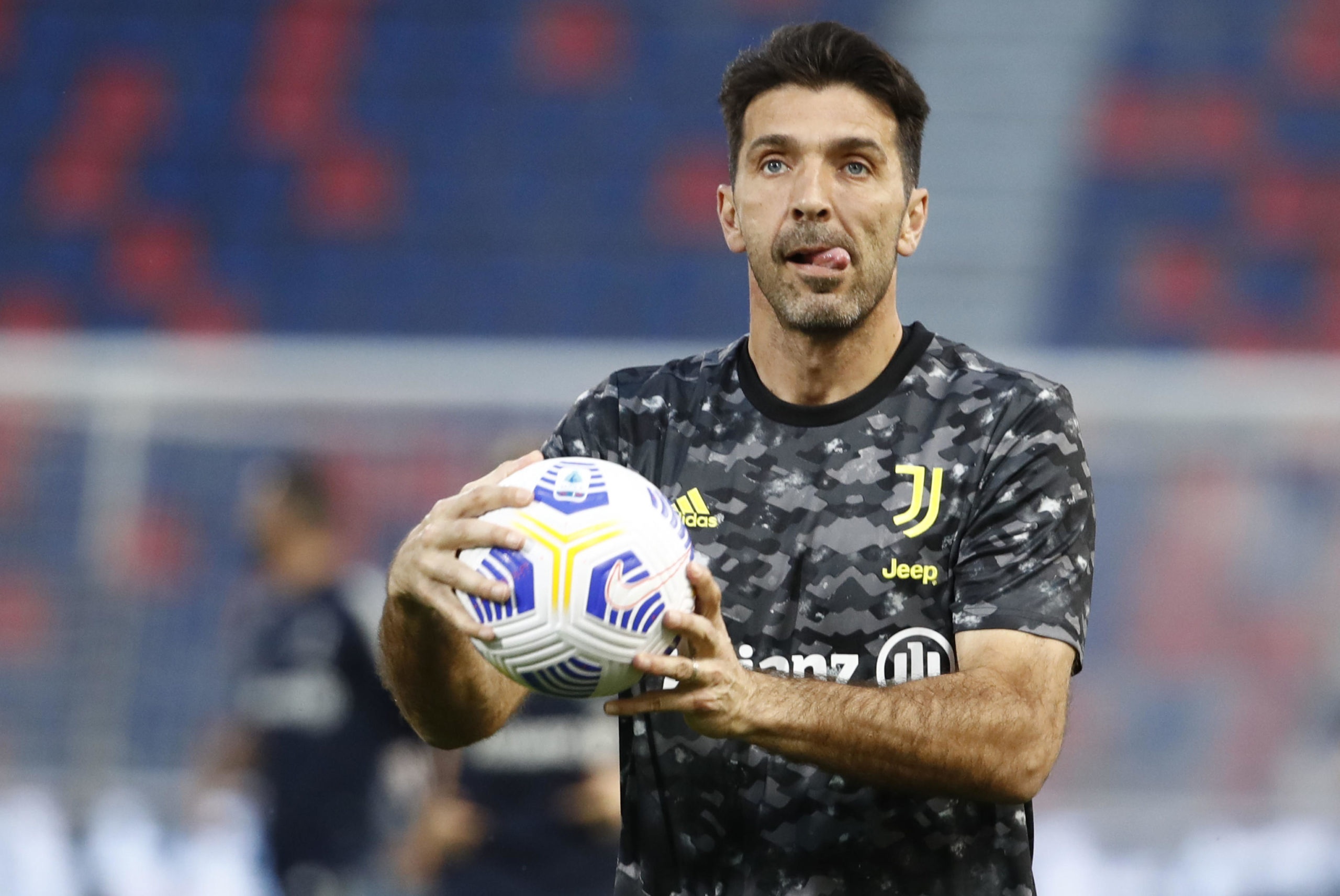Buffon chiu phat voi dong doi o Parma hinh anh