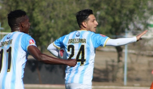 Cau thu Chile nhay vao thung rac an mung ban thang hinh anh