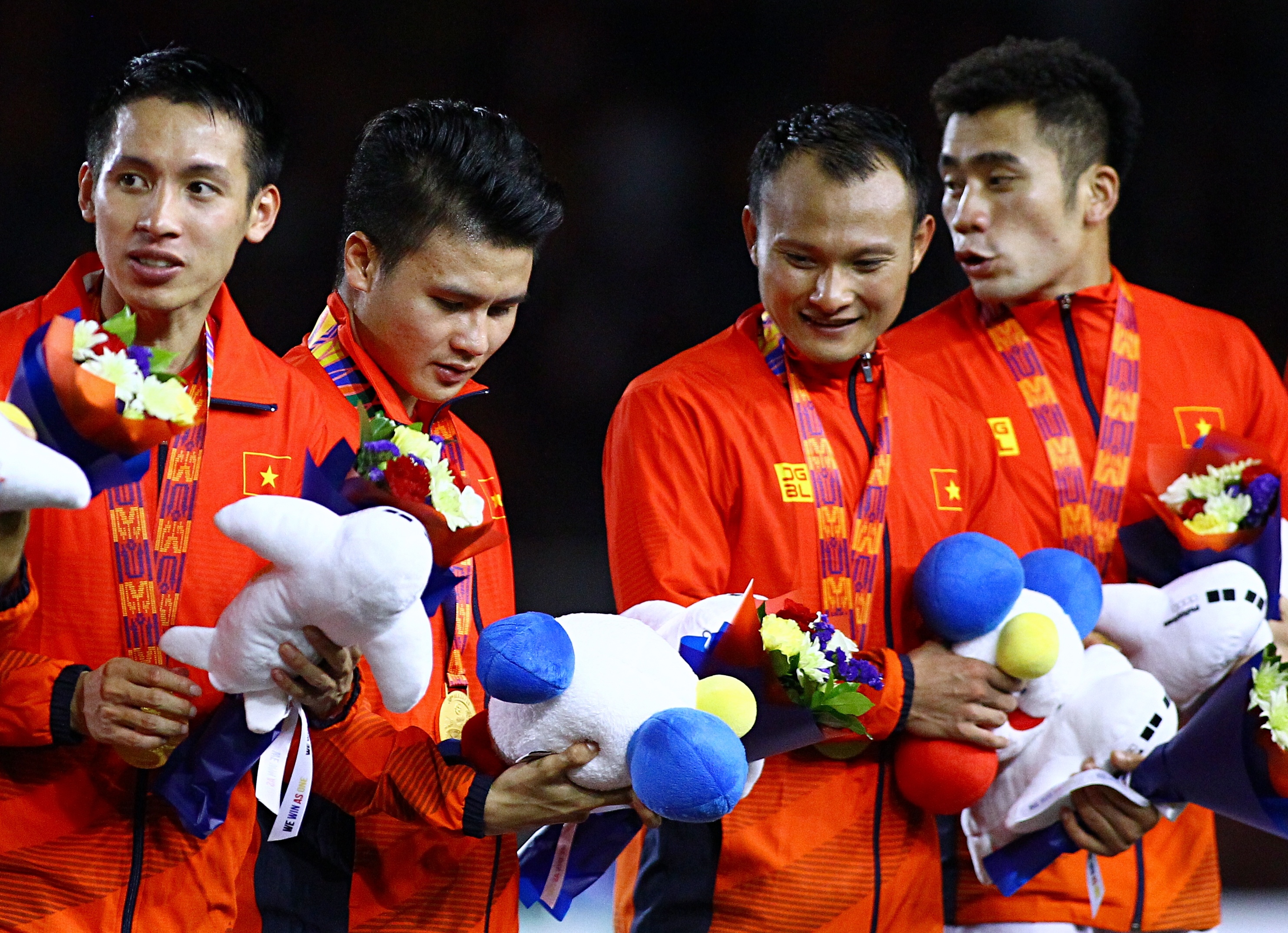 Cau thu Viet ban huy chuong lam tu thien anh 2