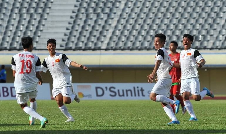 Cau thu Viet ban huy chuong lam tu thien anh 1