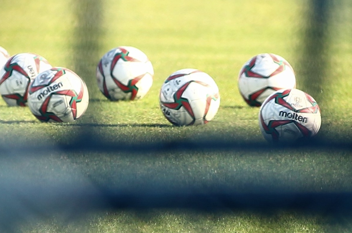 Huan luyen vien, cau thu Viet bi mao danh de lua dao hinh anh