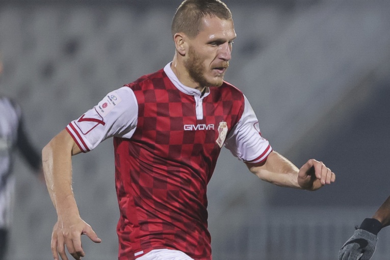 Cau thu ghi ban tu khoang cach 60 m hinh anh