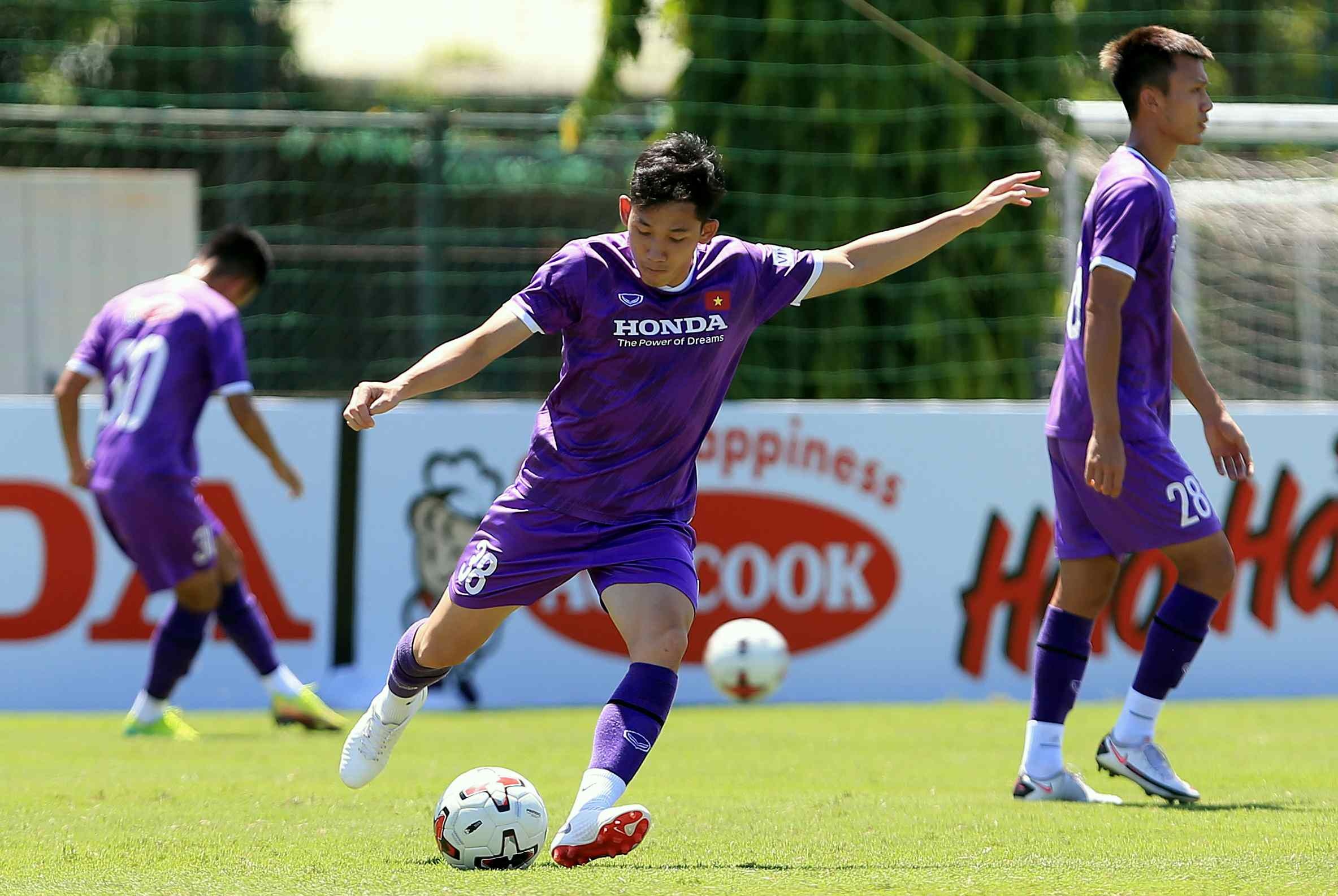 HLV Han Quoc vat va trong buoi tap sang cua U22 Viet Nam anh 5