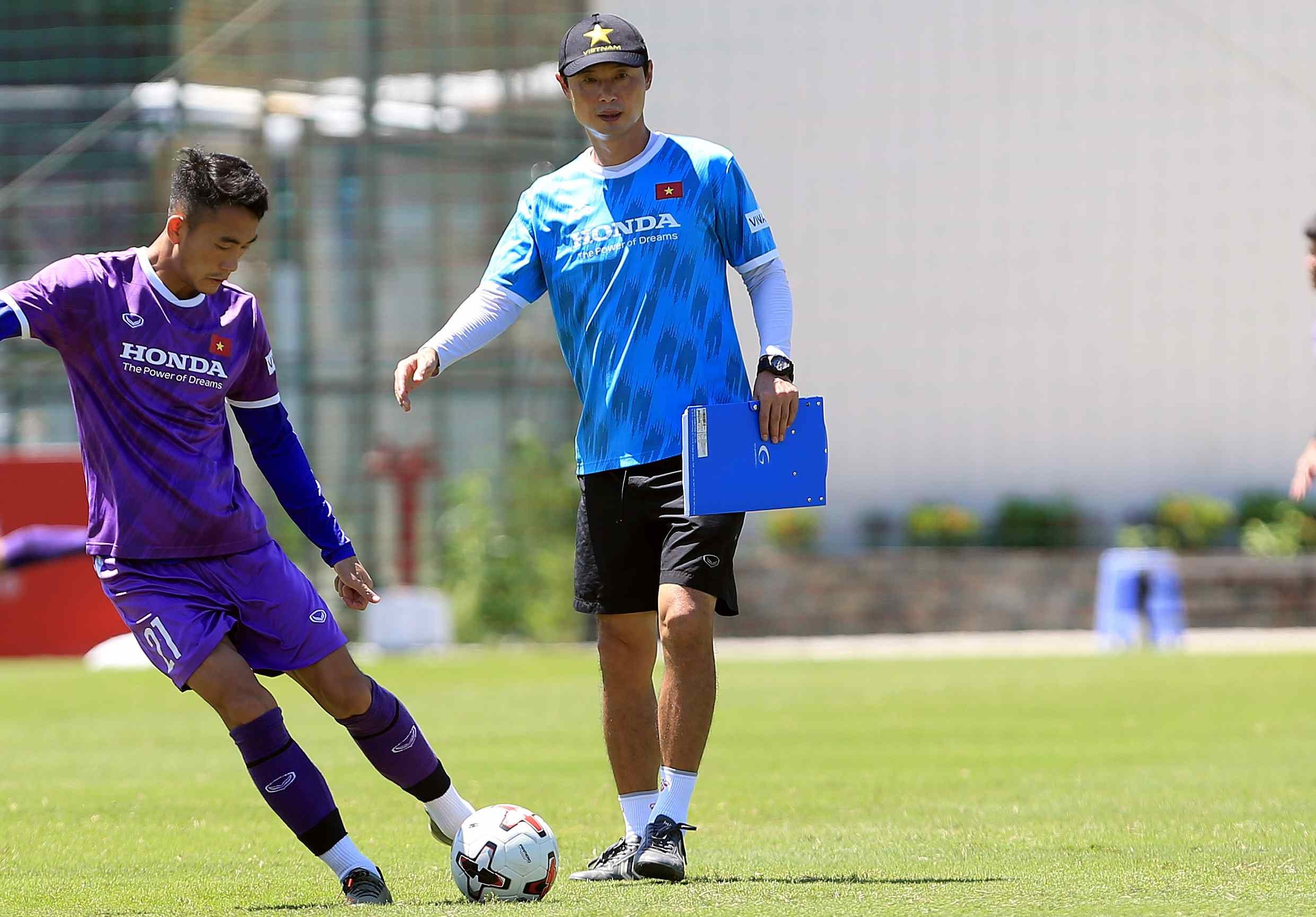 HLV Han Quoc vat va trong buoi tap sang cua U22 Viet Nam anh 1