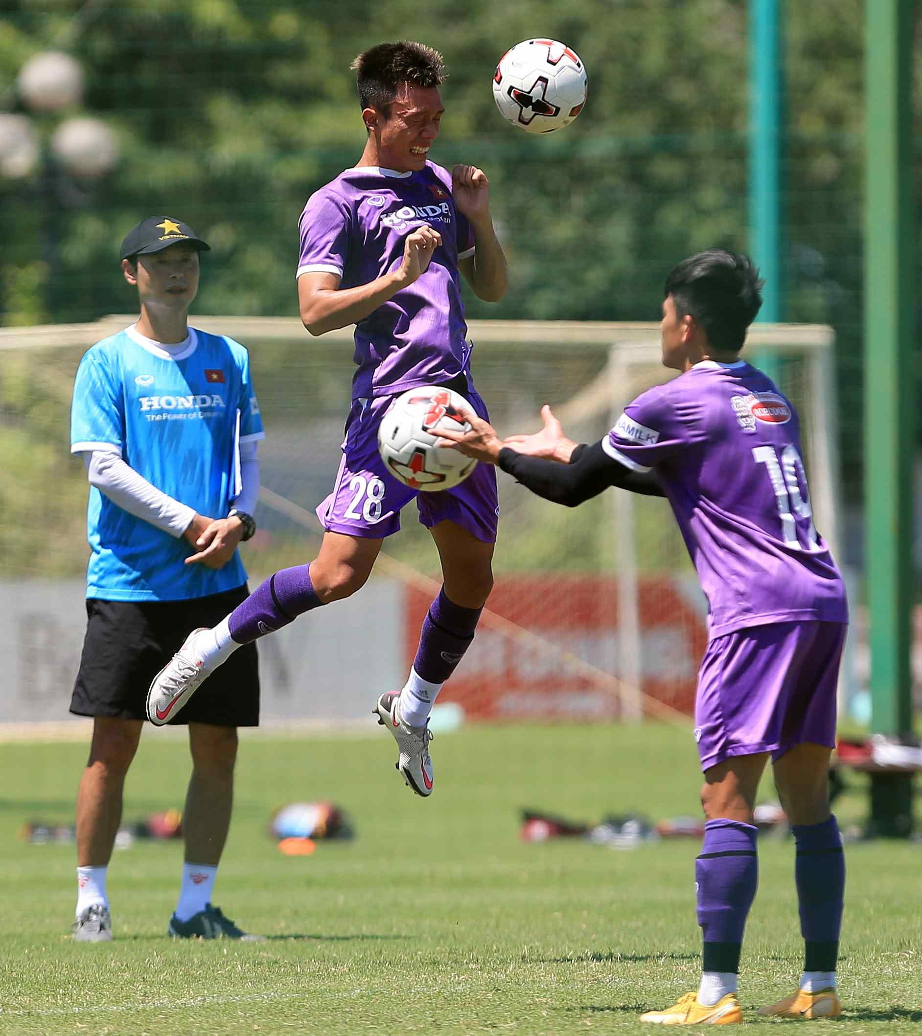 HLV Han Quoc vat va trong buoi tap sang cua U22 Viet Nam anh 4