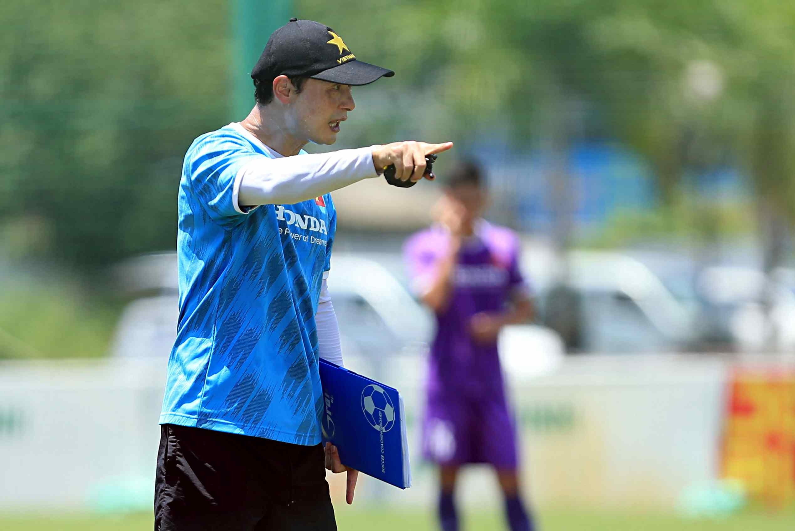 HLV Han Quoc vat va trong buoi tap sang cua U22 Viet Nam anh 3