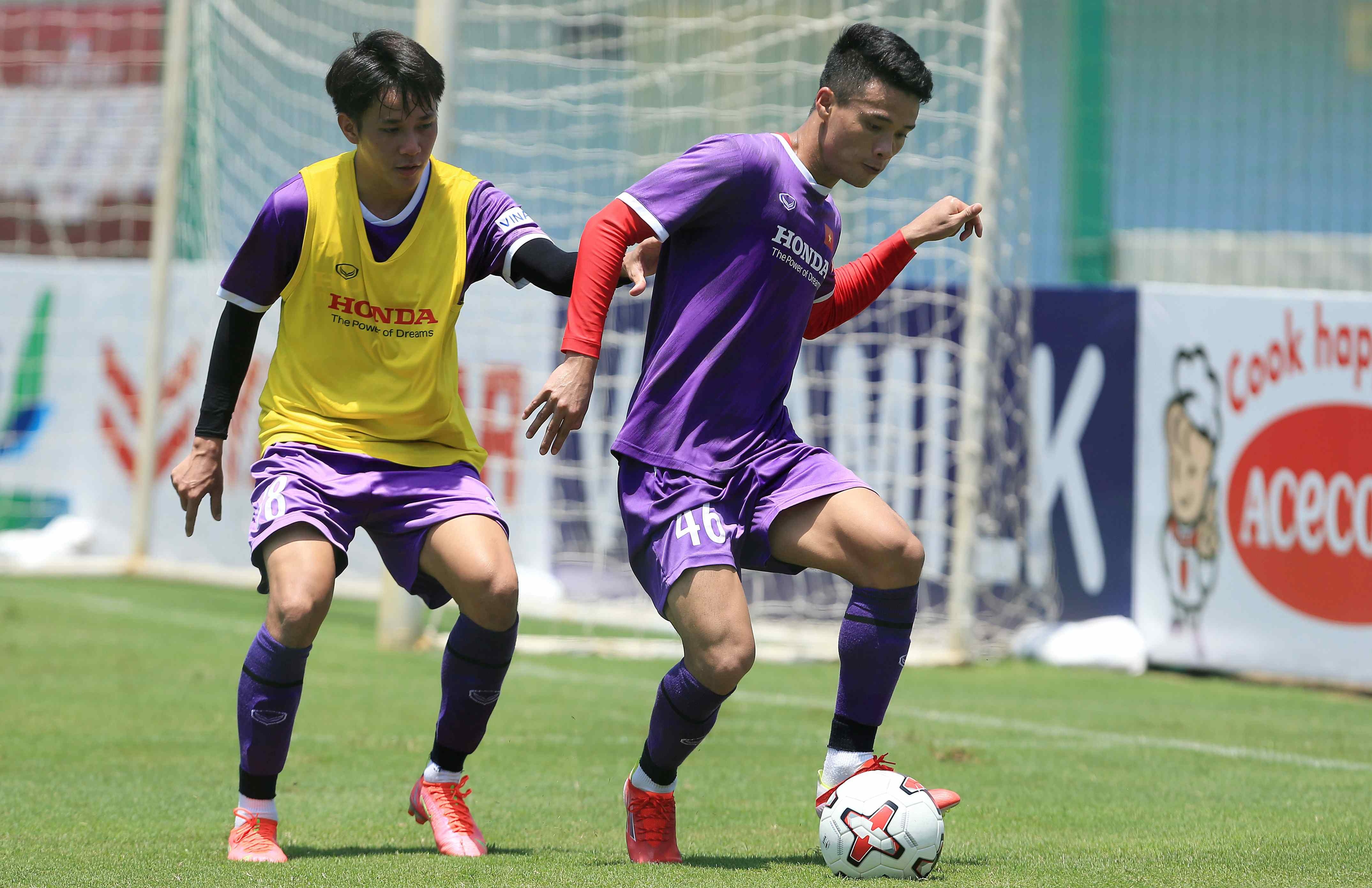 HLV Han Quoc vat va trong buoi tap sang cua U22 Viet Nam anh 8