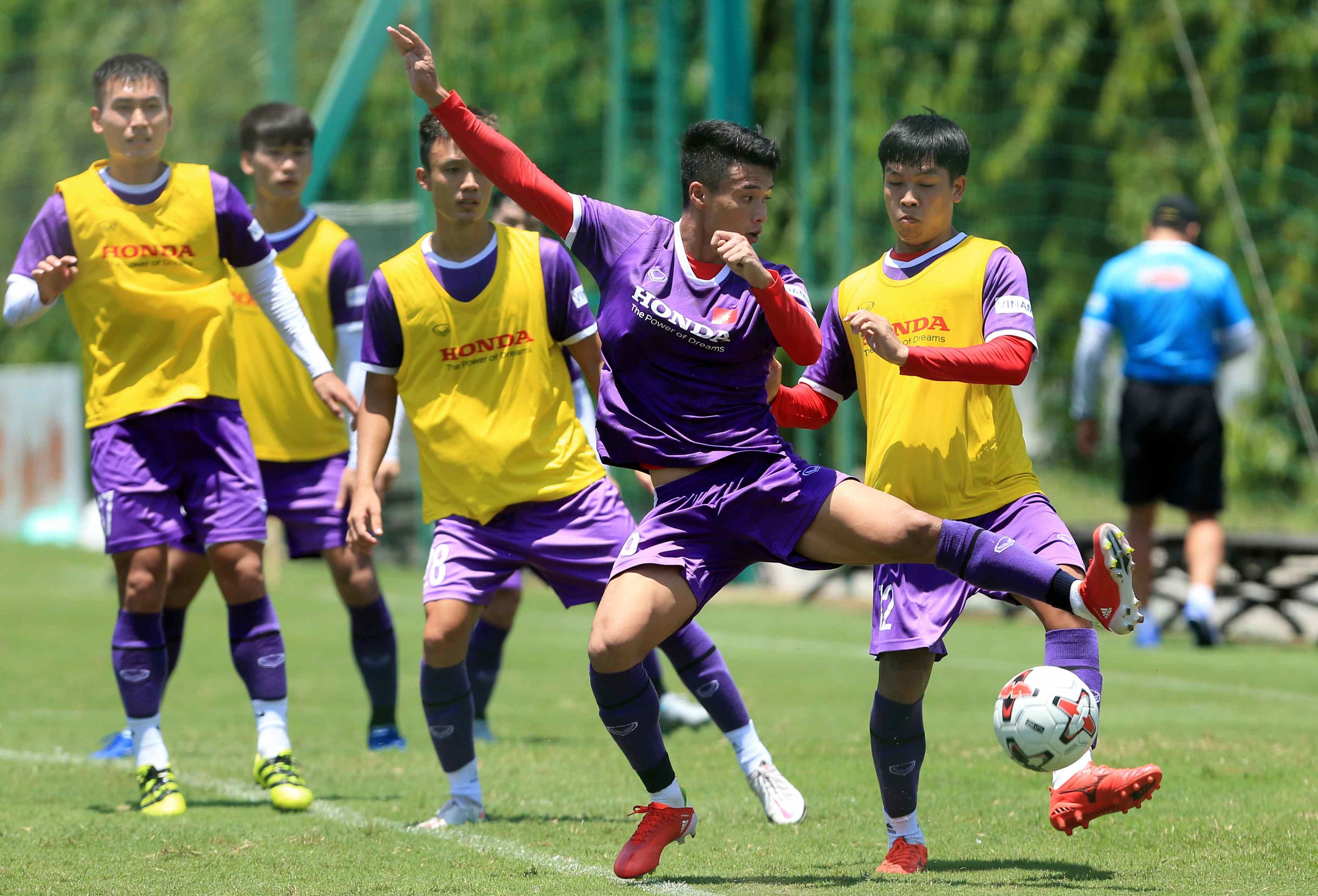 HLV Han Quoc vat va trong buoi tap sang cua U22 Viet Nam anh 7