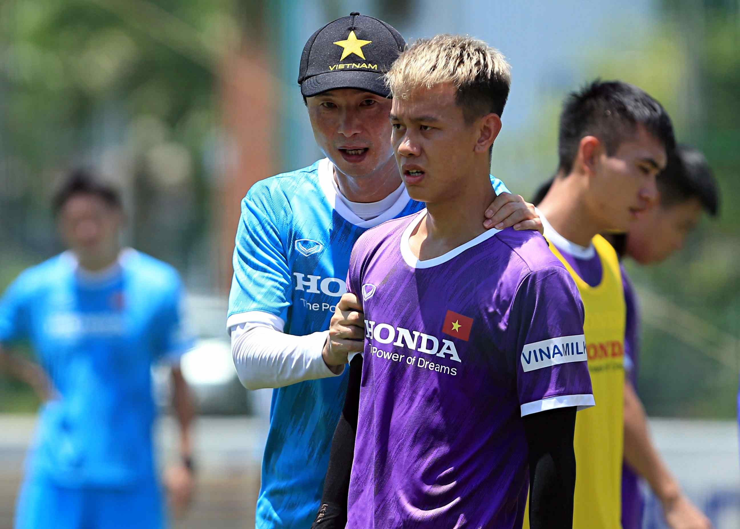 HLV Han Quoc vat va trong buoi tap sang cua U22 Viet Nam hinh anh