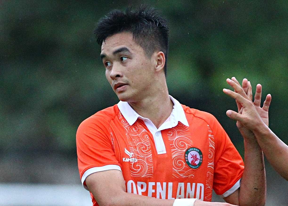 CLB Binh Dinh cho xe cho Dinh Kha len tuyen Viet Nam hinh anh