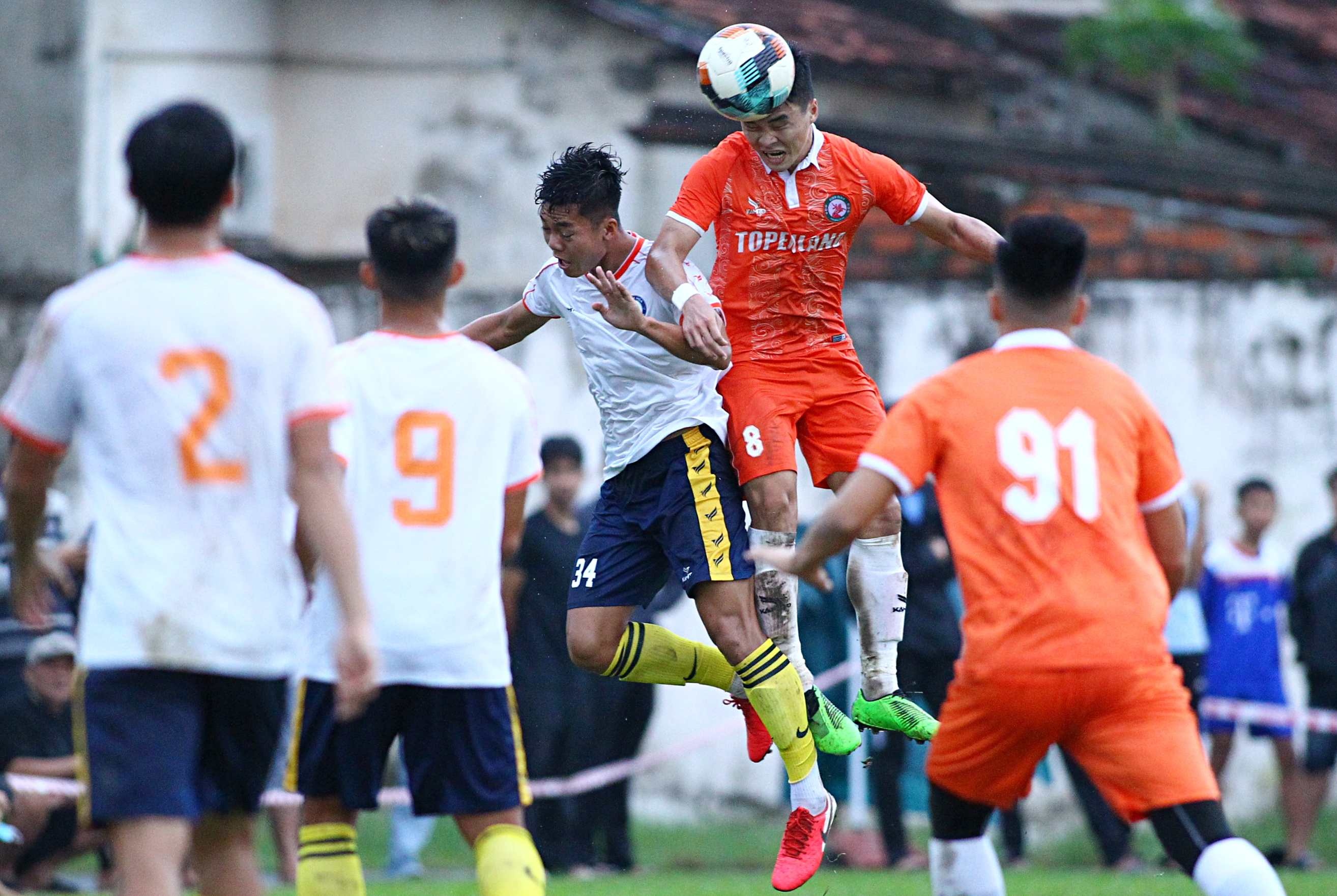 Binh Dinh cho xe cho cau thu len tuyen Viet Nam anh 1