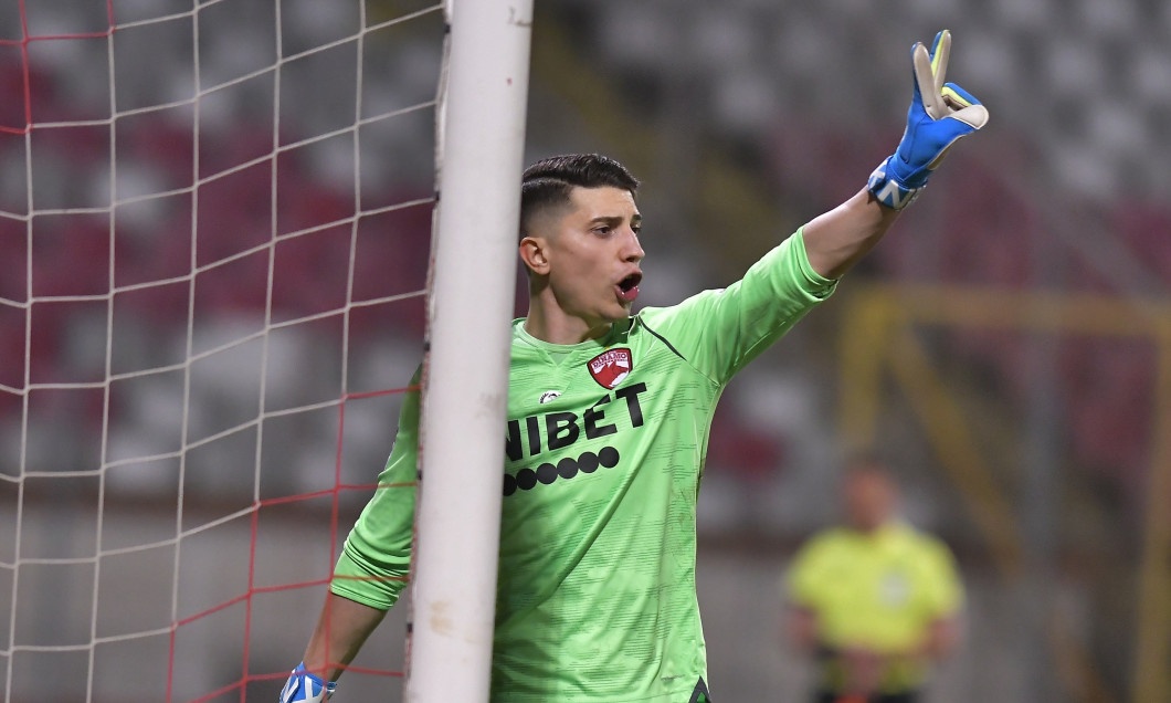 Thu mon cua doi bong Romania bat luc truoc cu da tu giua san hinh anh