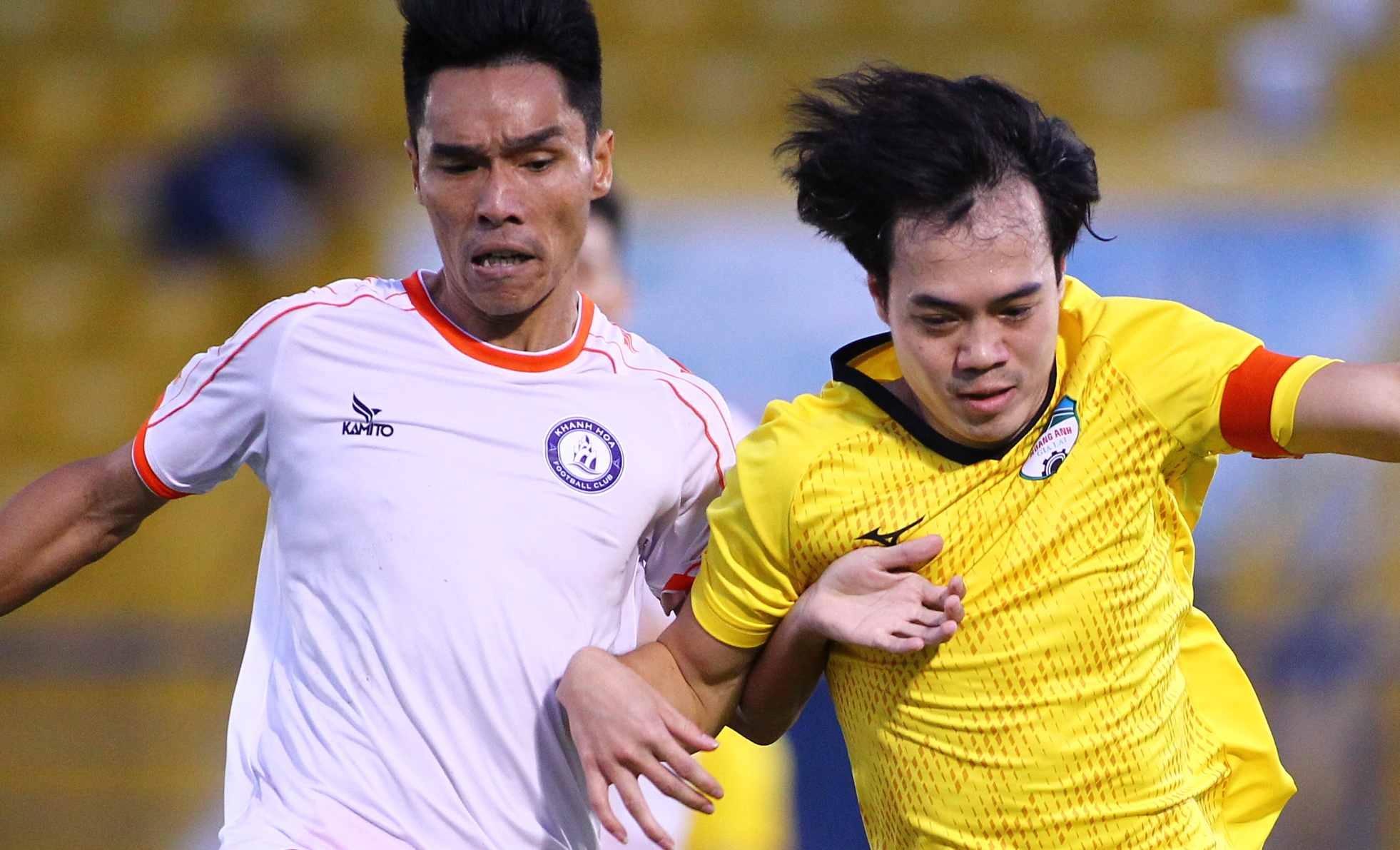 HLV Vo Dinh Tan: 'SLNA tru hang, Khanh Hoa len V.League' hinh anh